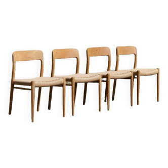 Suite de 4 chaises par Niels O. Møller modèle 75 en chêne