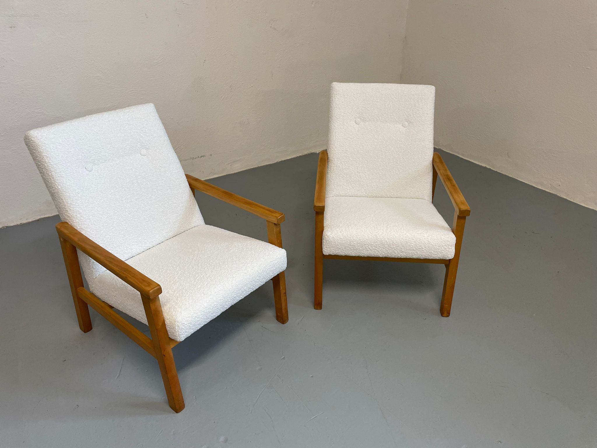 Set of two lounge chairs