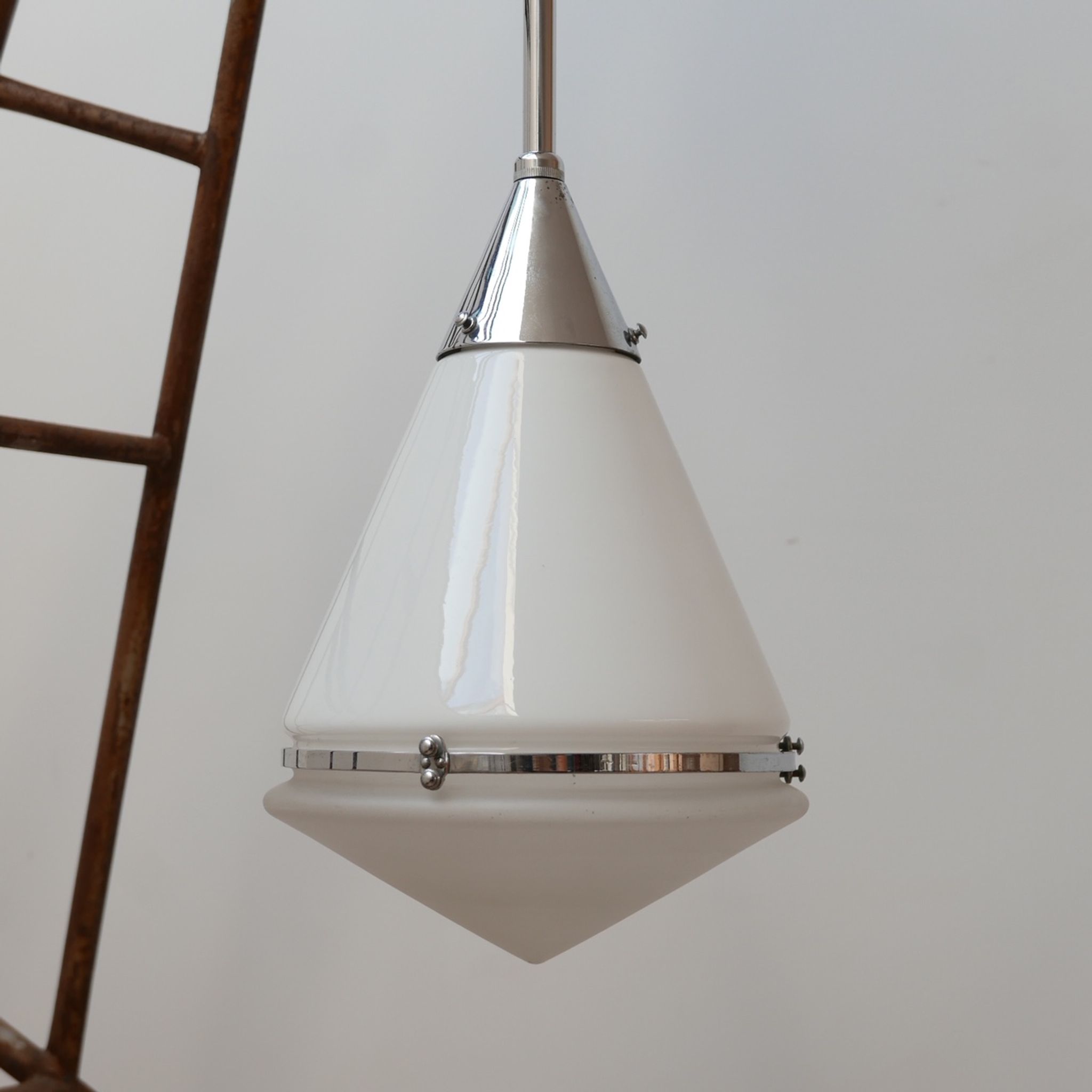 Suspension allemande à deux tons en opaline de Peter Behrens