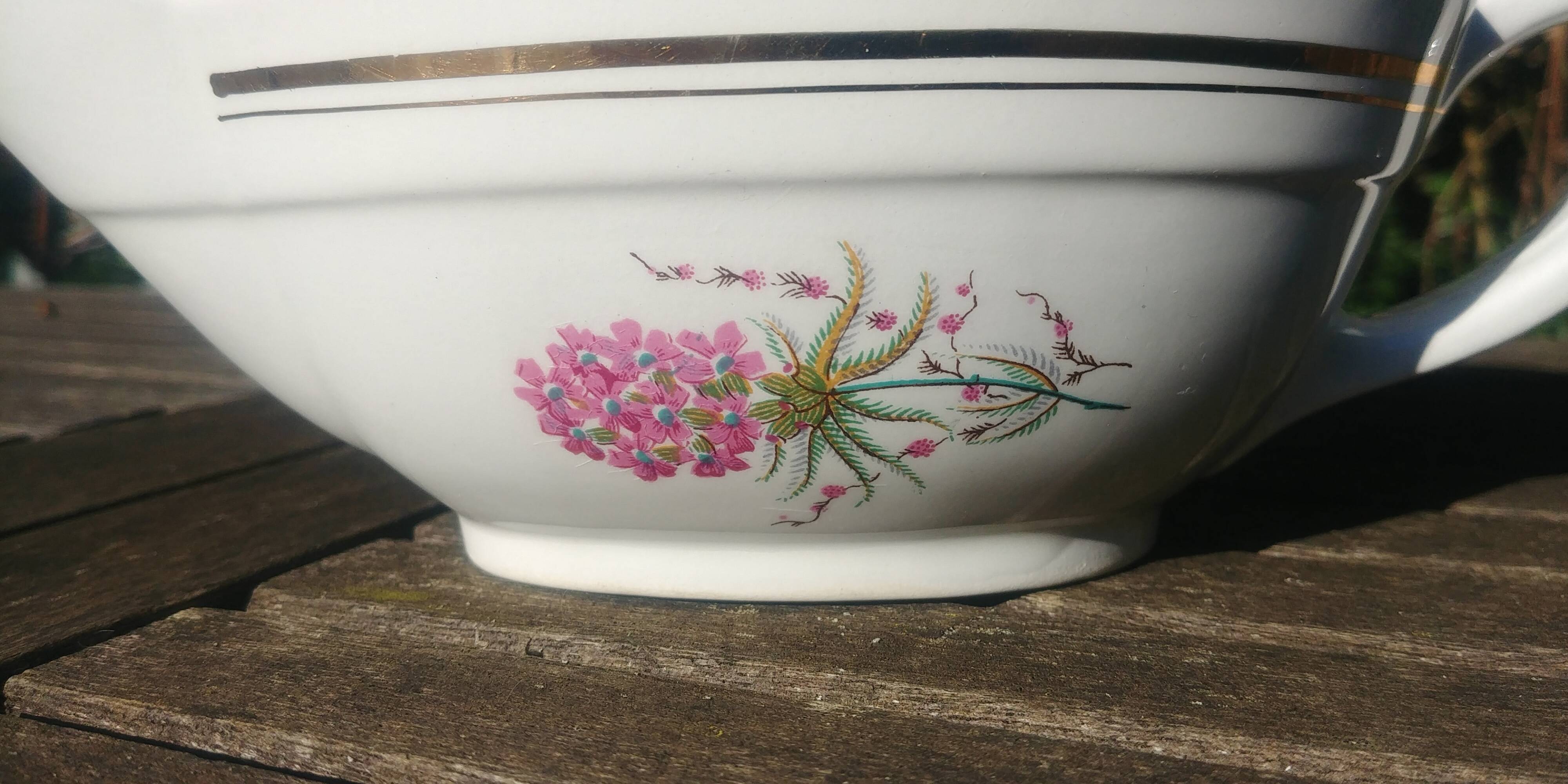 Porcelain gravy boat from the Orchies Moulin des Loups earthenware factory with lilac decoration