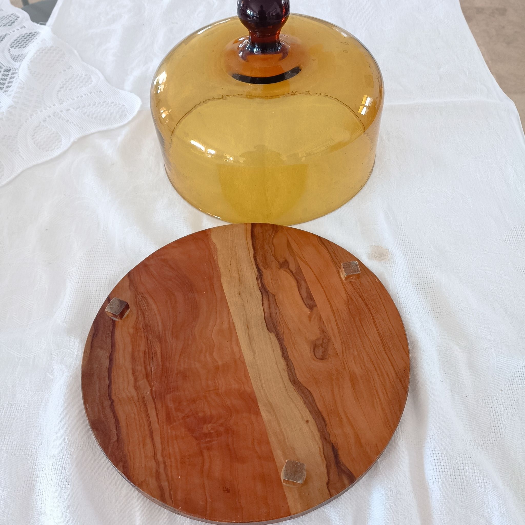 Cloche à fromage et son plateau en bois d'olivier