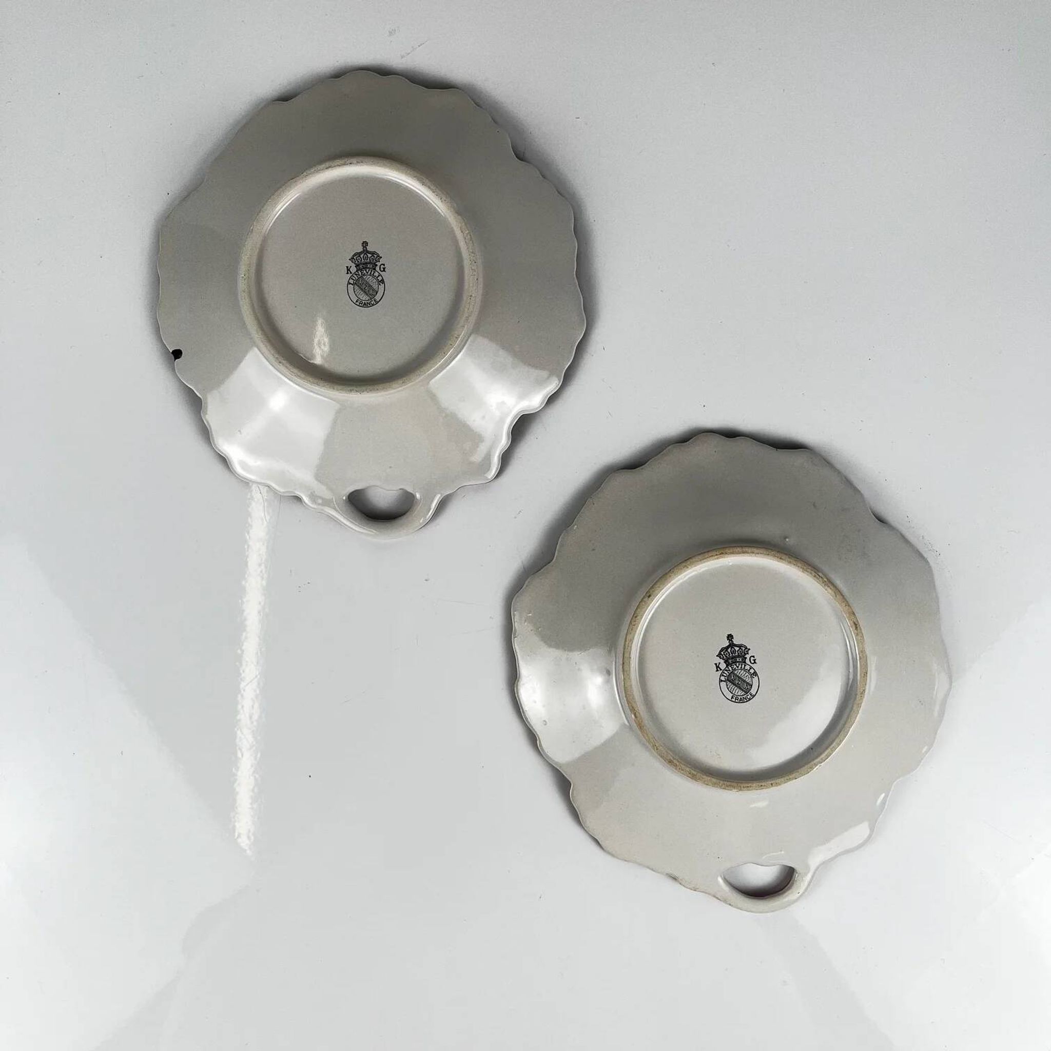 Set of 2 leaf-shaped bowls, Réverbère model by KG Lunéville, tulip and rose pattern.