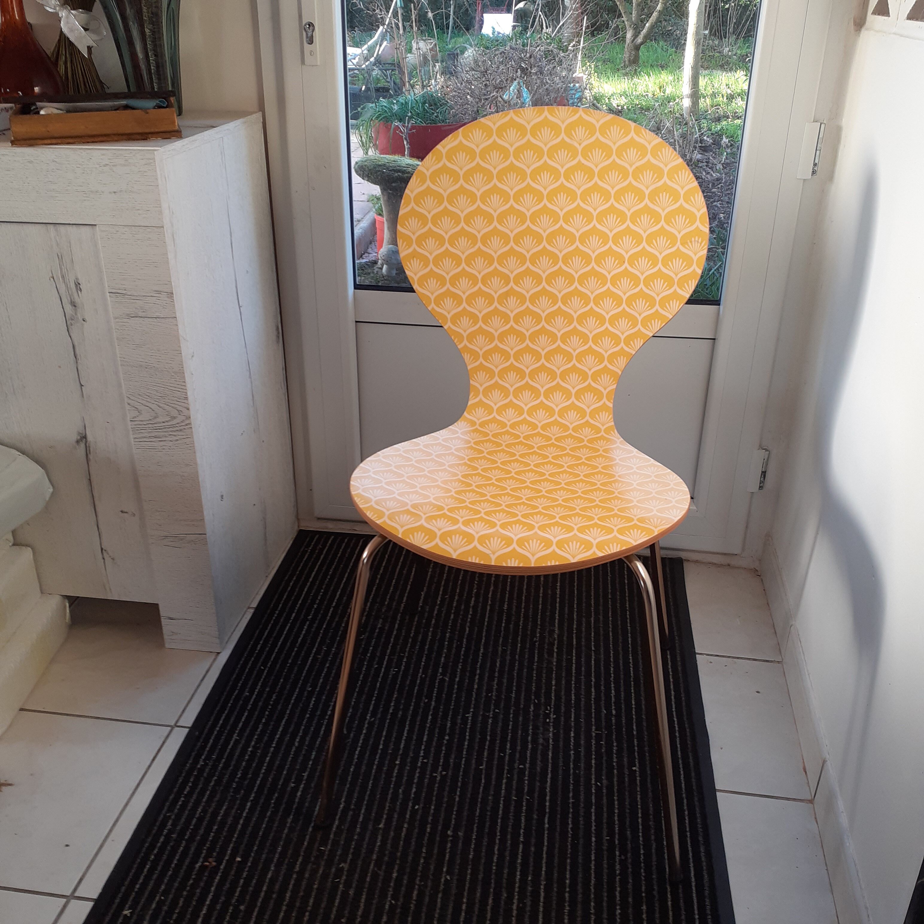 4 yellow chairs printed in laminated wood