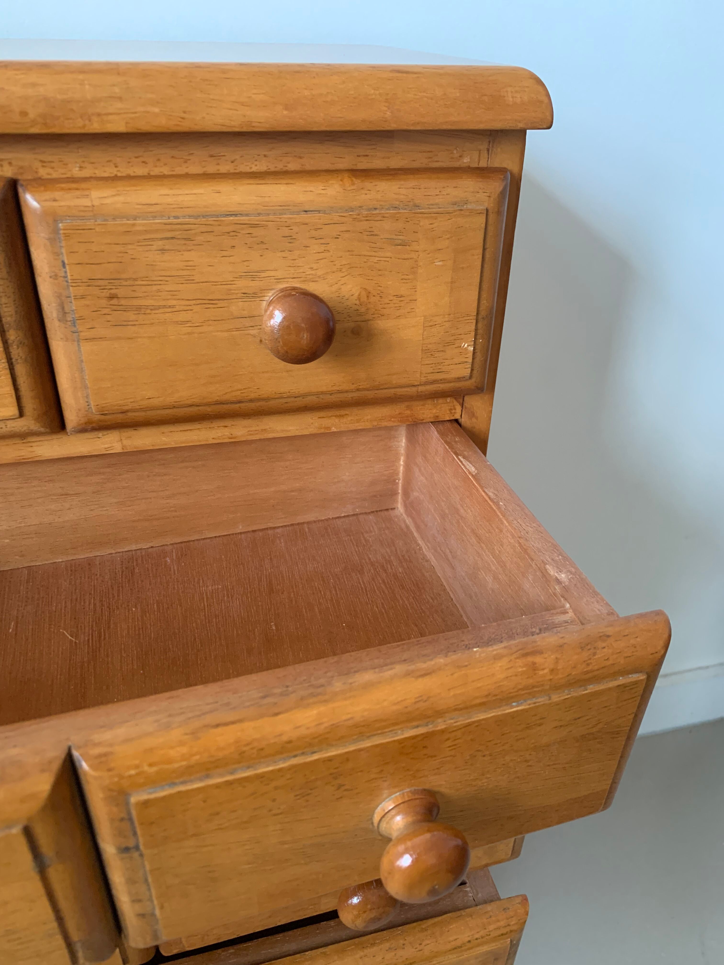 Drawer cabinet