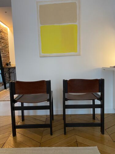 2 chaises en bois et cuir