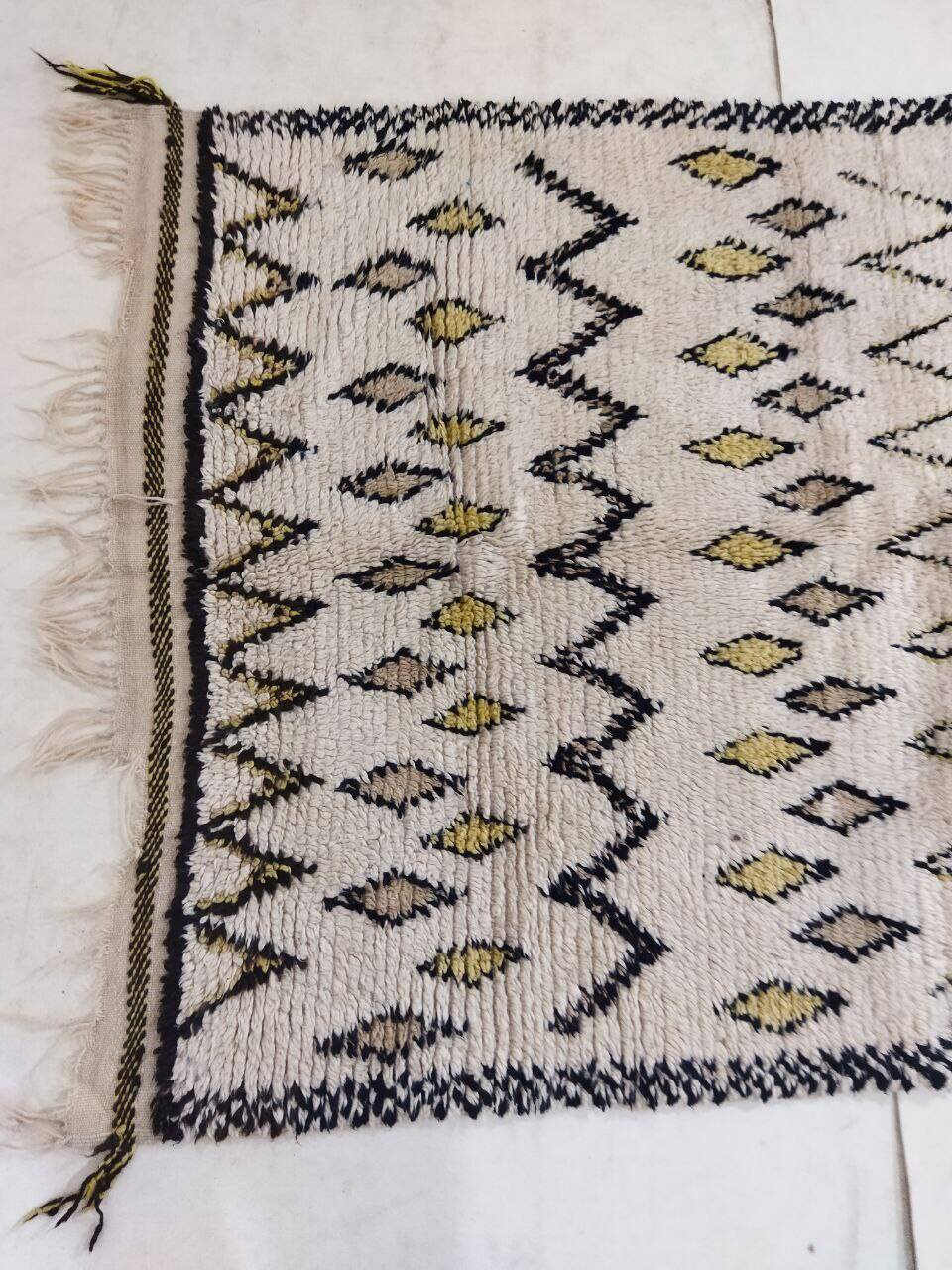 Handmade moroccan berber rug 187 x 117 cm
