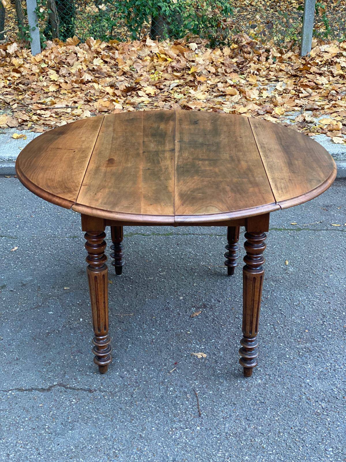 Louis Philippe oval drop-leaf table in solid wood, 19th century