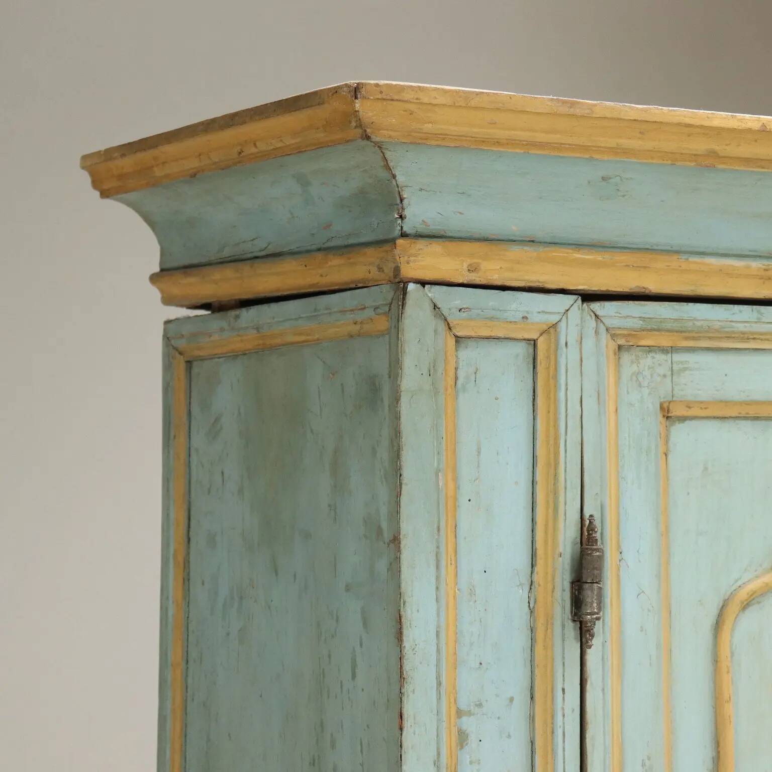 Baroque-style buffet from the mid-18th century in lacquered wood.