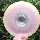 coupe en verre mouchetée rose avec liseré jaune