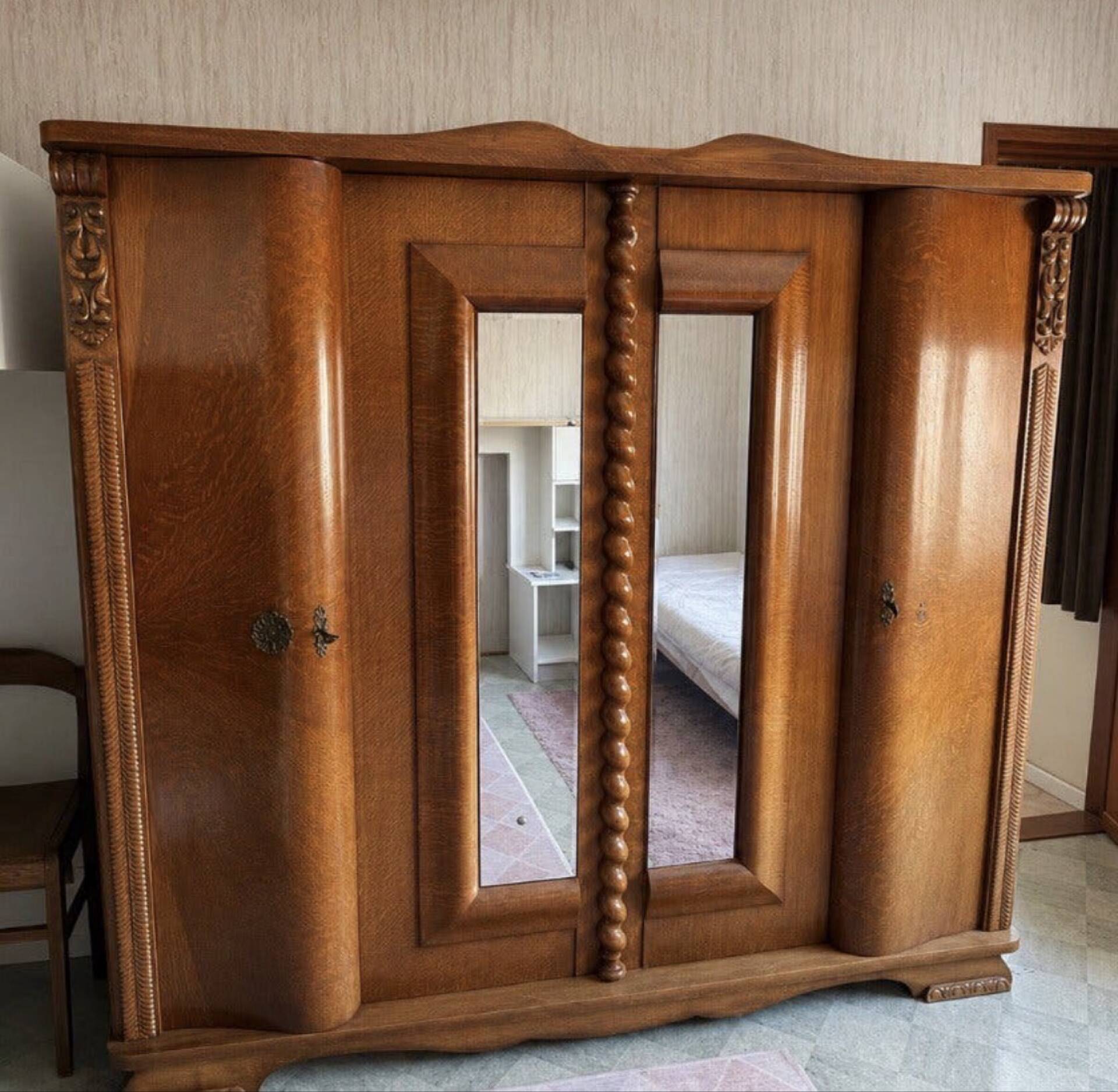 Armoire en chêne massif (1930–1950)