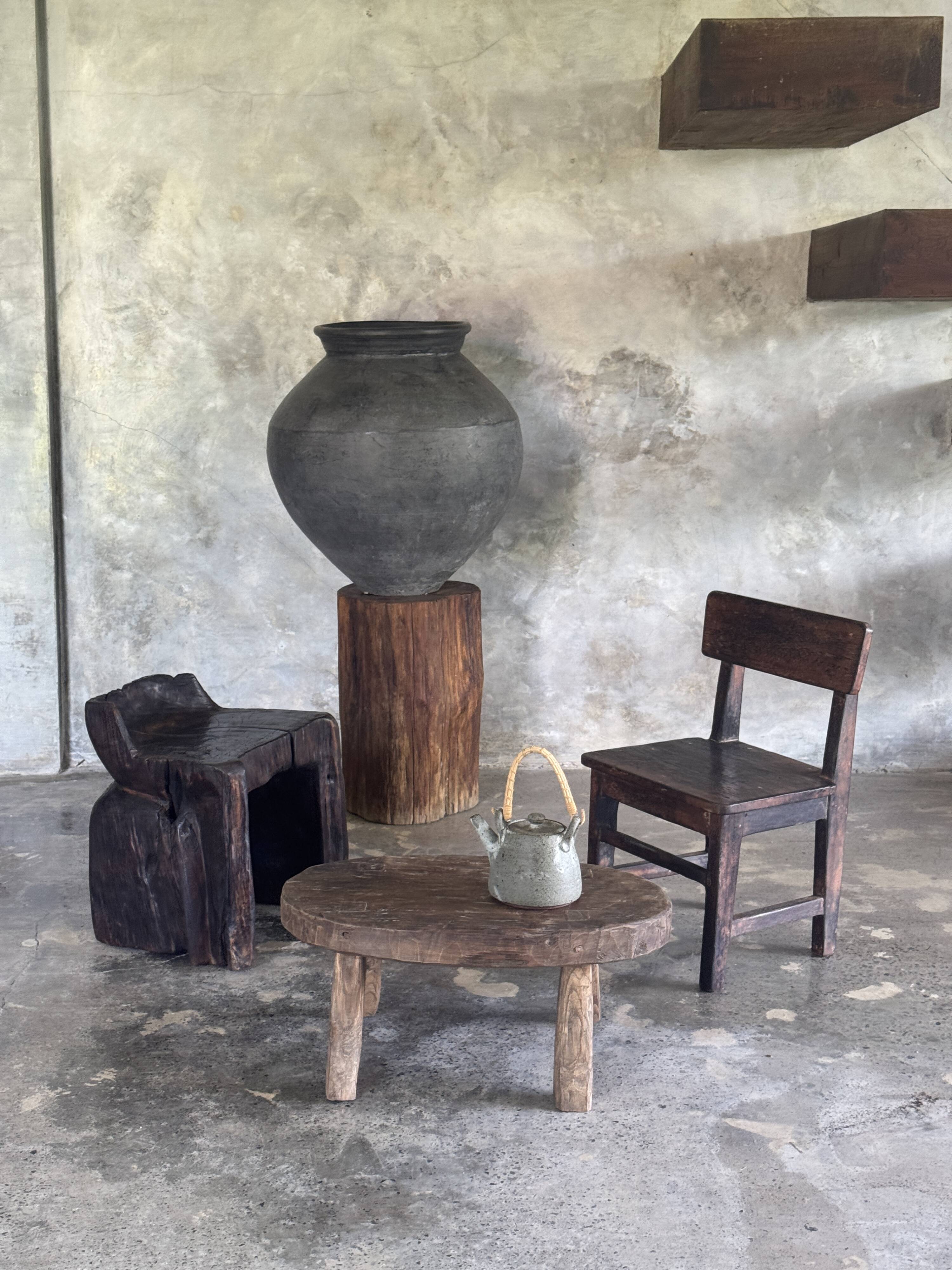 Stool, tabouret or low Japanese-style armchair in brutalist monoxyle radica.