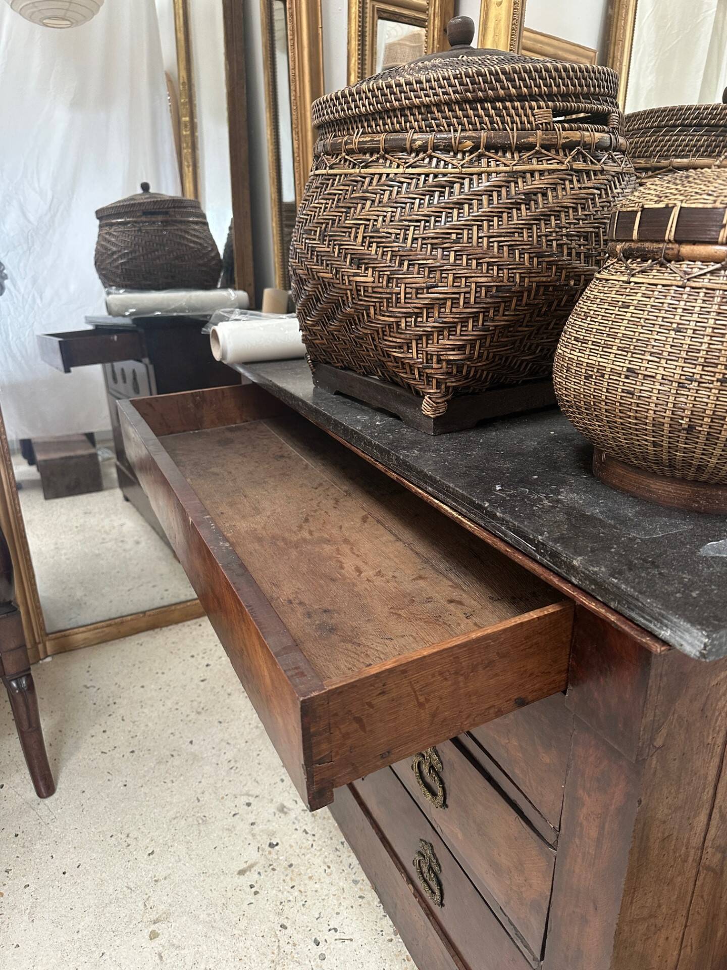 Chest of drawers in wood and gray marble with 4 drawers nineteenth century