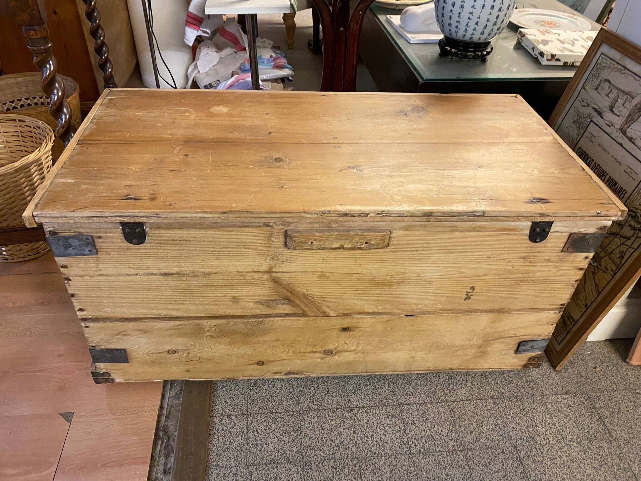 Ancienne malle coffre en bois de pin naturel avec interieur capitonne