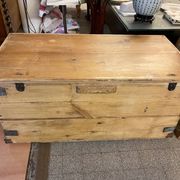 Ancienne malle coffre en bois de pin naturel avec interieur capitonne
