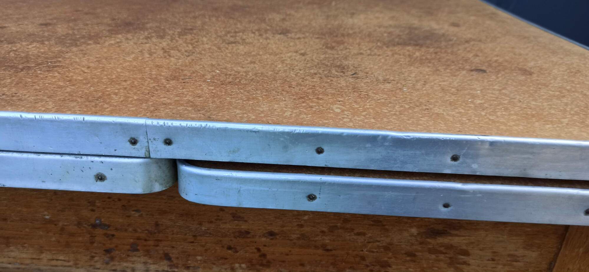 Table "Mado" aluminum turn with 2 extension cords