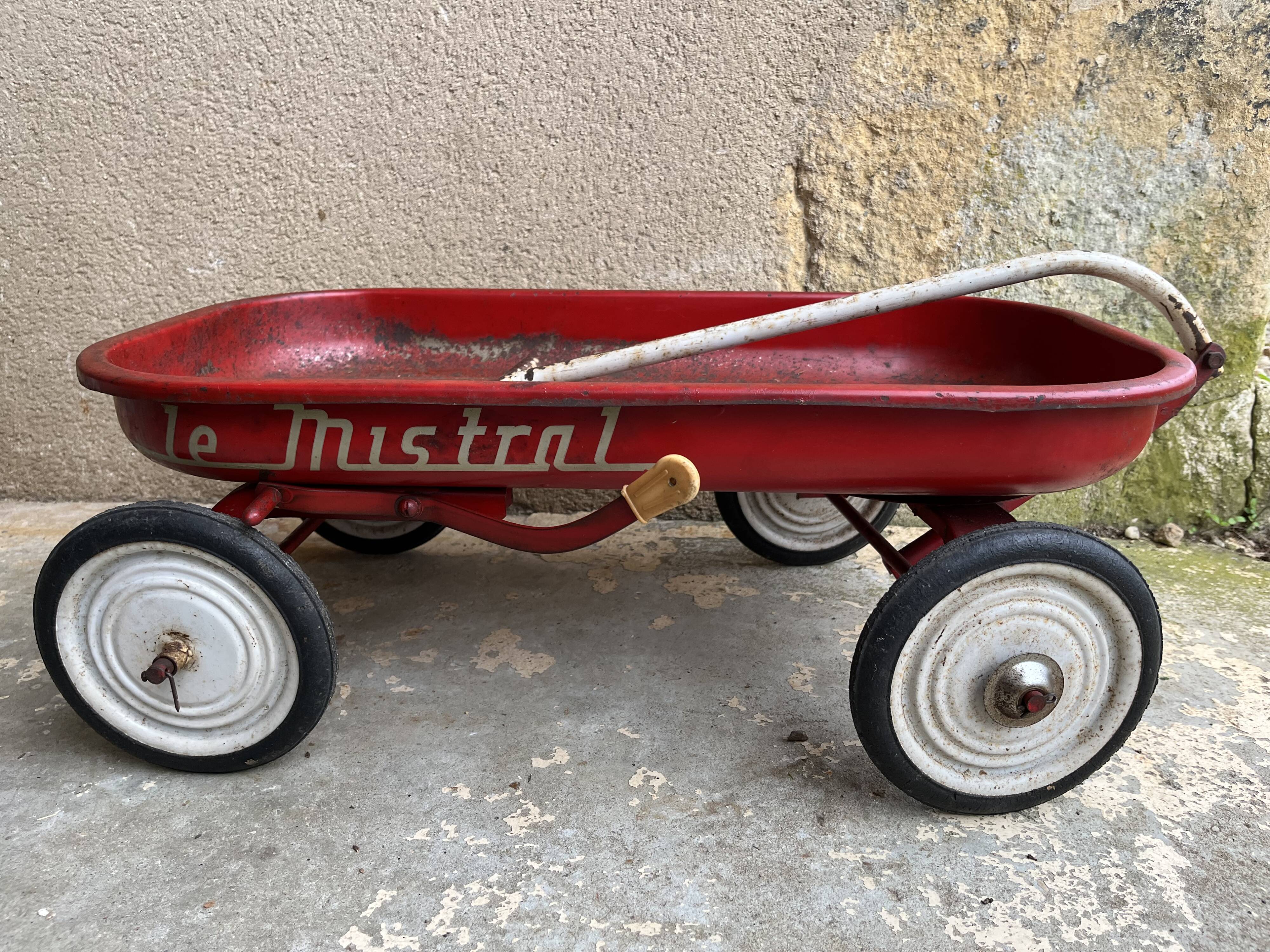 Old child's pull-out cart "the mistral"