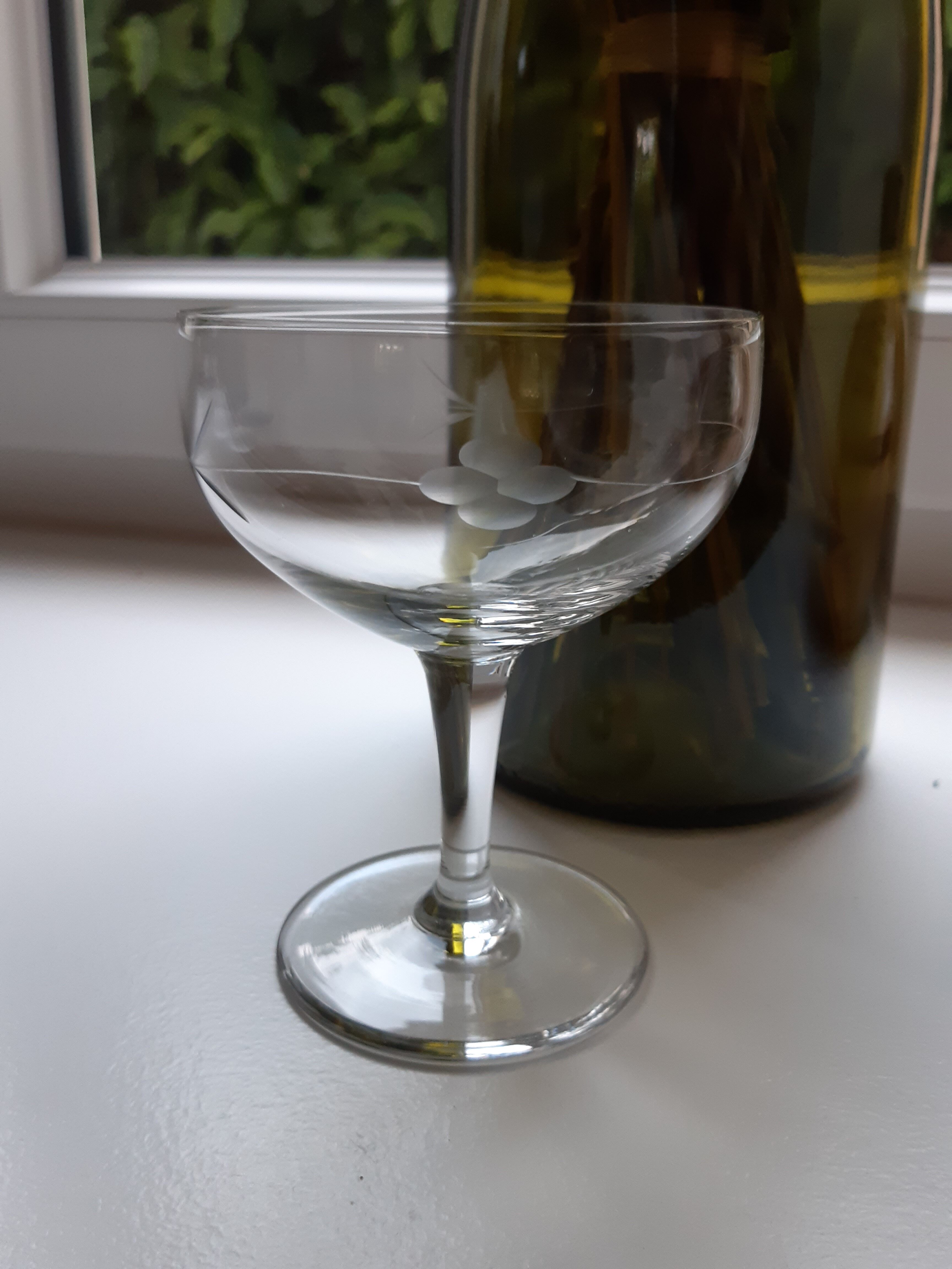 Set of 6 crystal champagne glasses engraved 30s