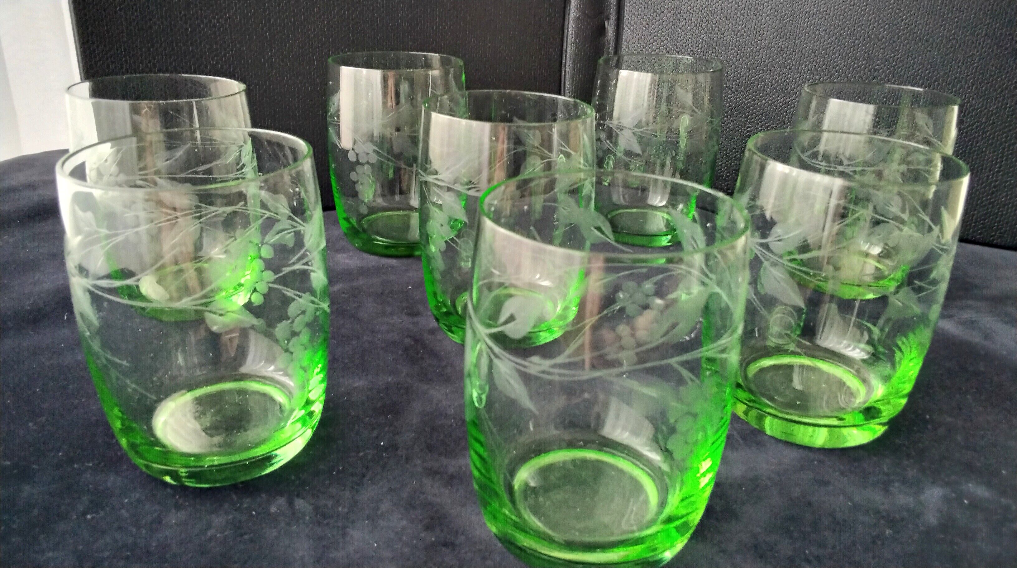 8 Verres à eau forme gobelet en verre vert  Décor gravé