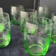 8 Verres à eau forme gobelet en verre vert  Décor gravé