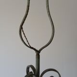Lampadaire en fer forgé laqué vert et or.