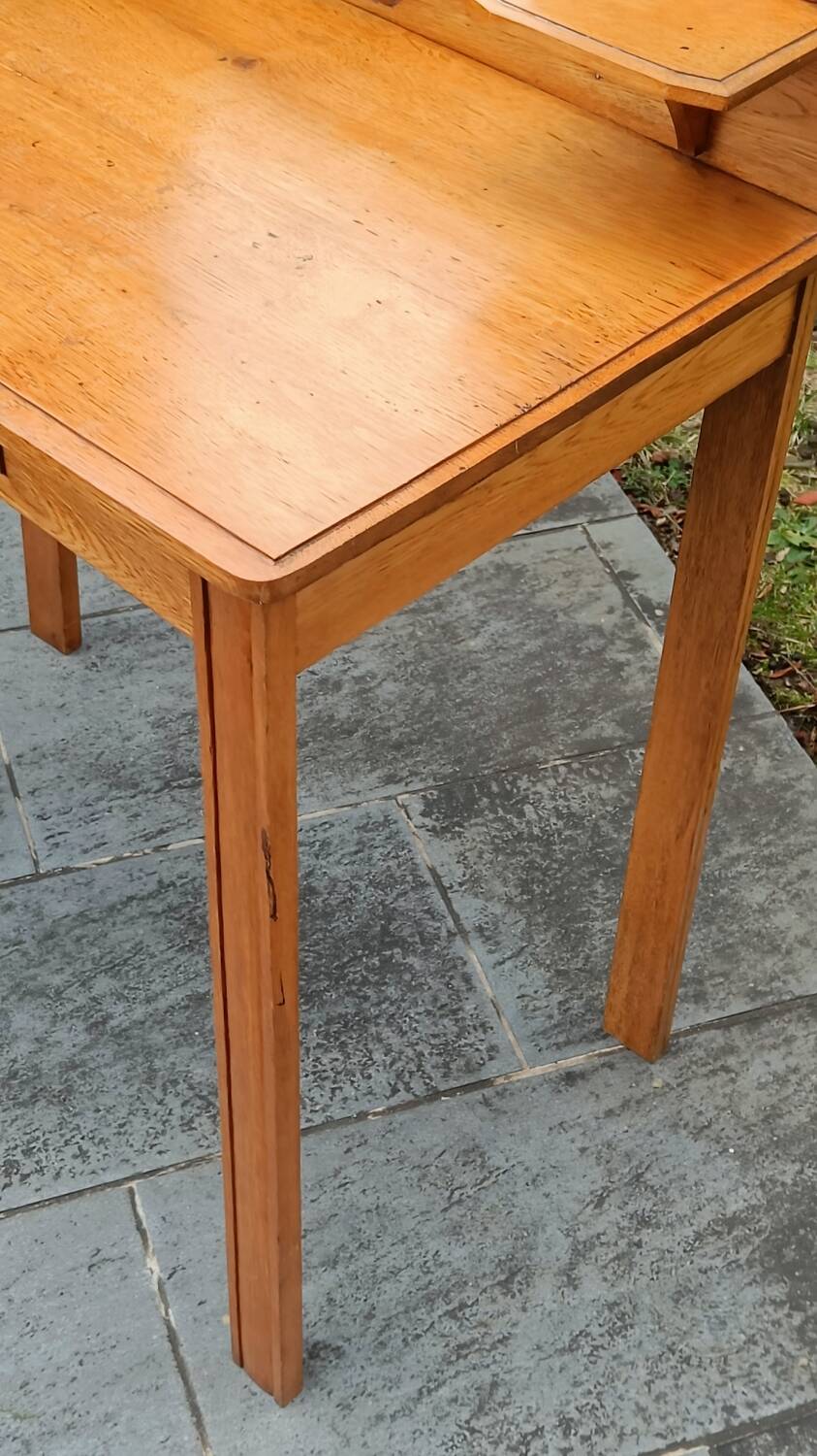 Art Deco hairdresser with bevelled mirror