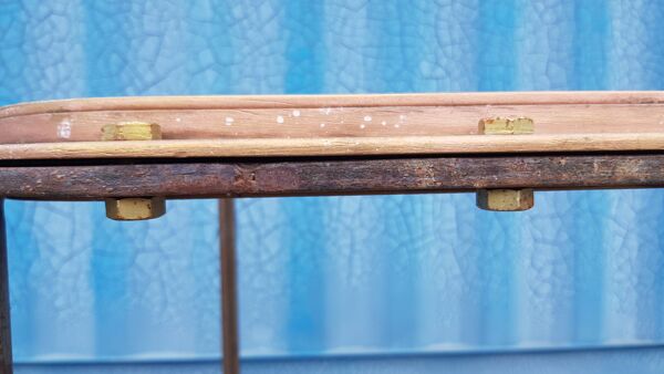 Table avec ancien hublot de bateau en  laiton avec piètement en fer / 100 x 85 x 76 cm