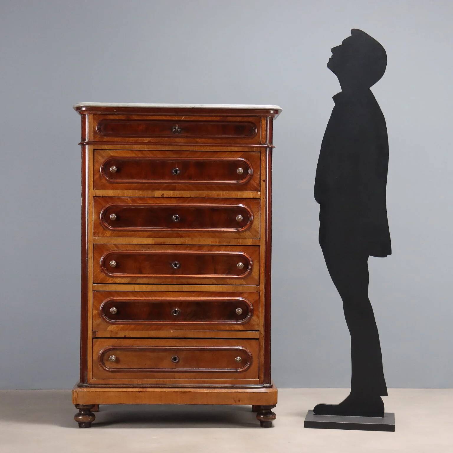 Antique cherry wood chest of drawers with 6 drawers, 19th century.