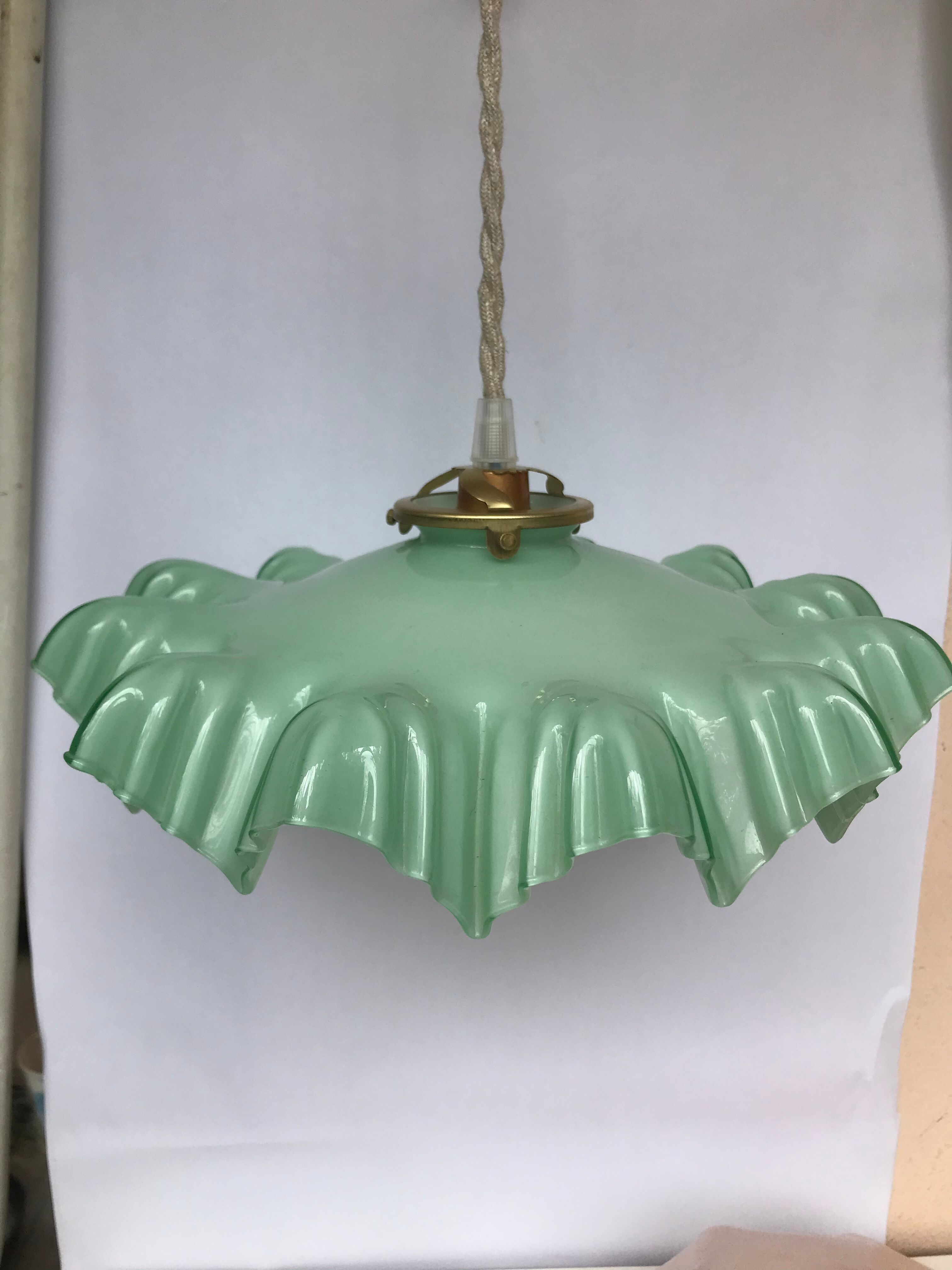 Suspension en opaline vert pastel jupée