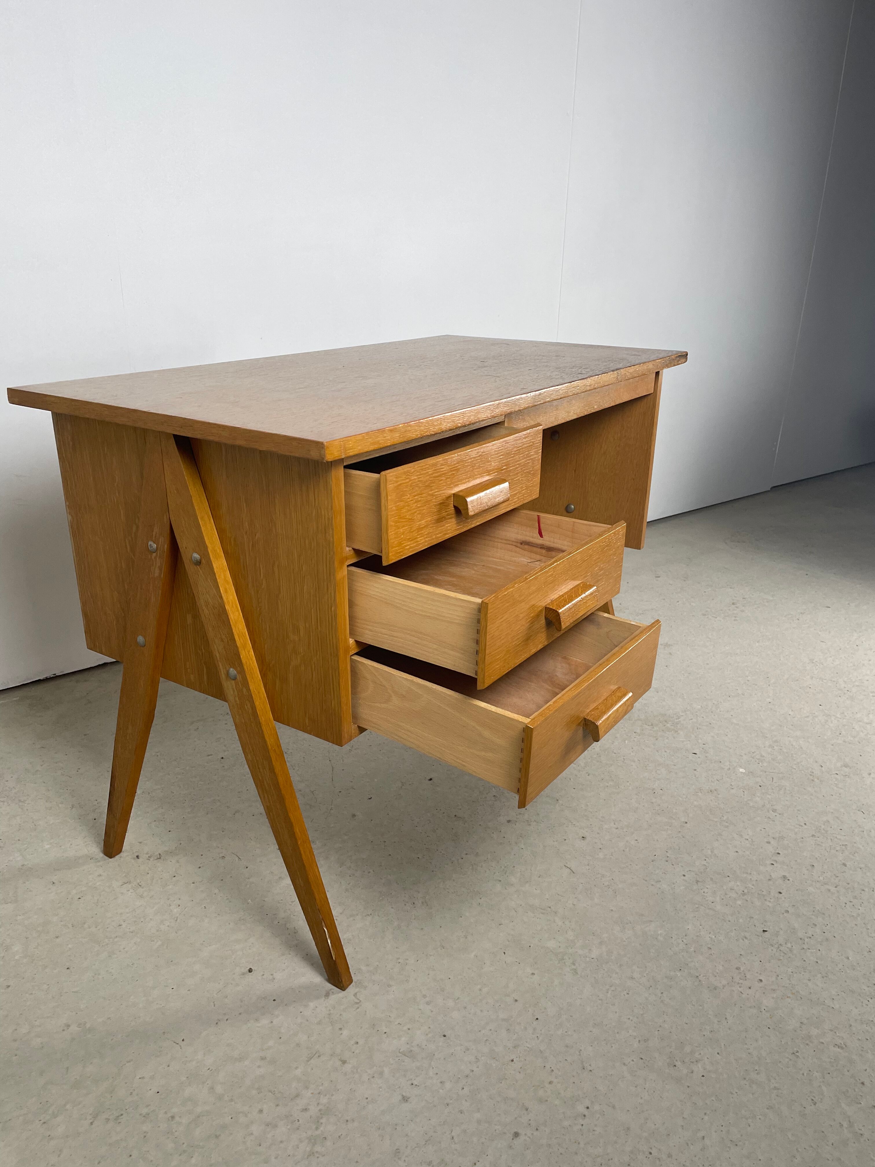 Desk feet compass in oak, 1950