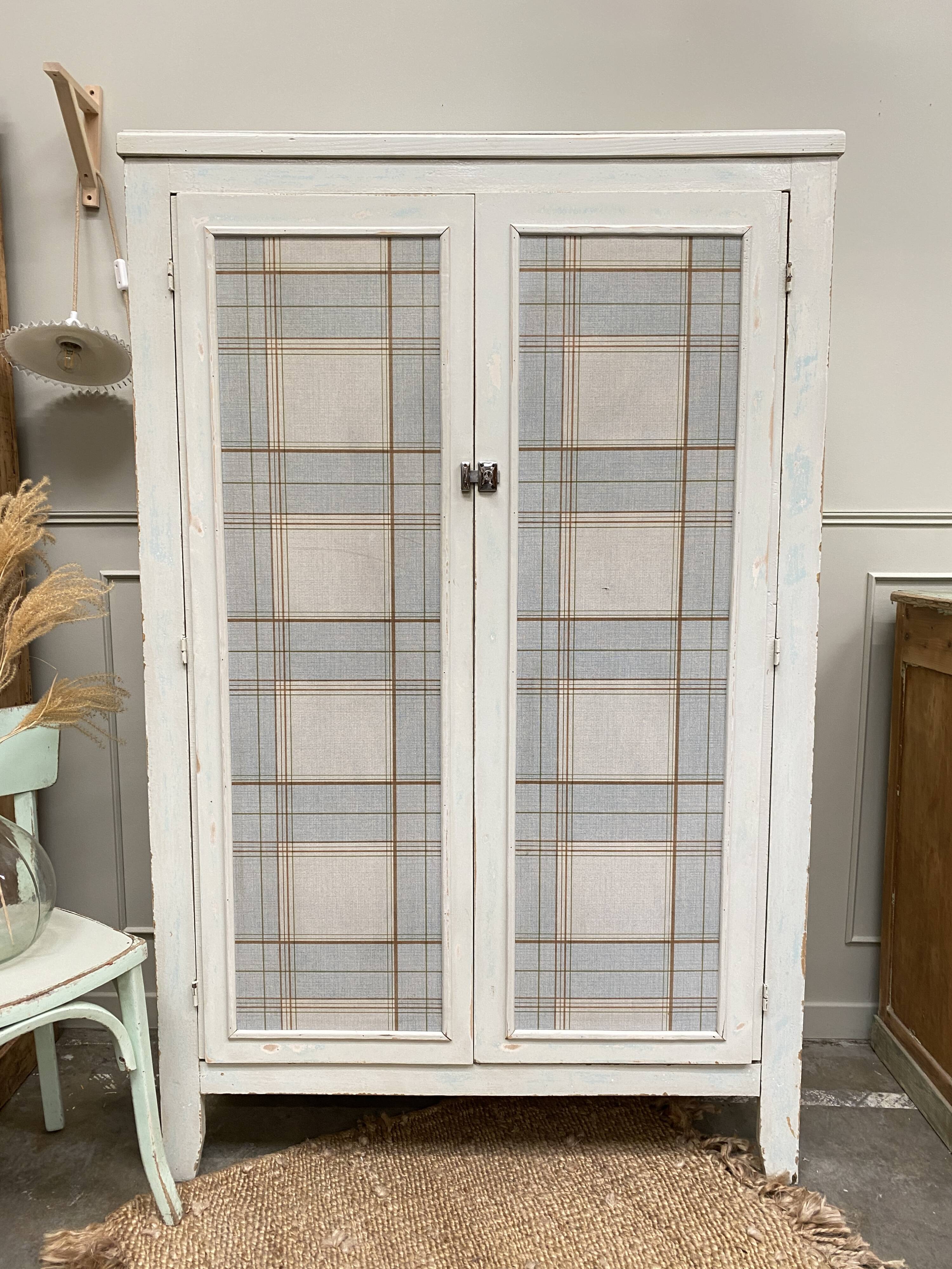 Armoire patinée en bois brut