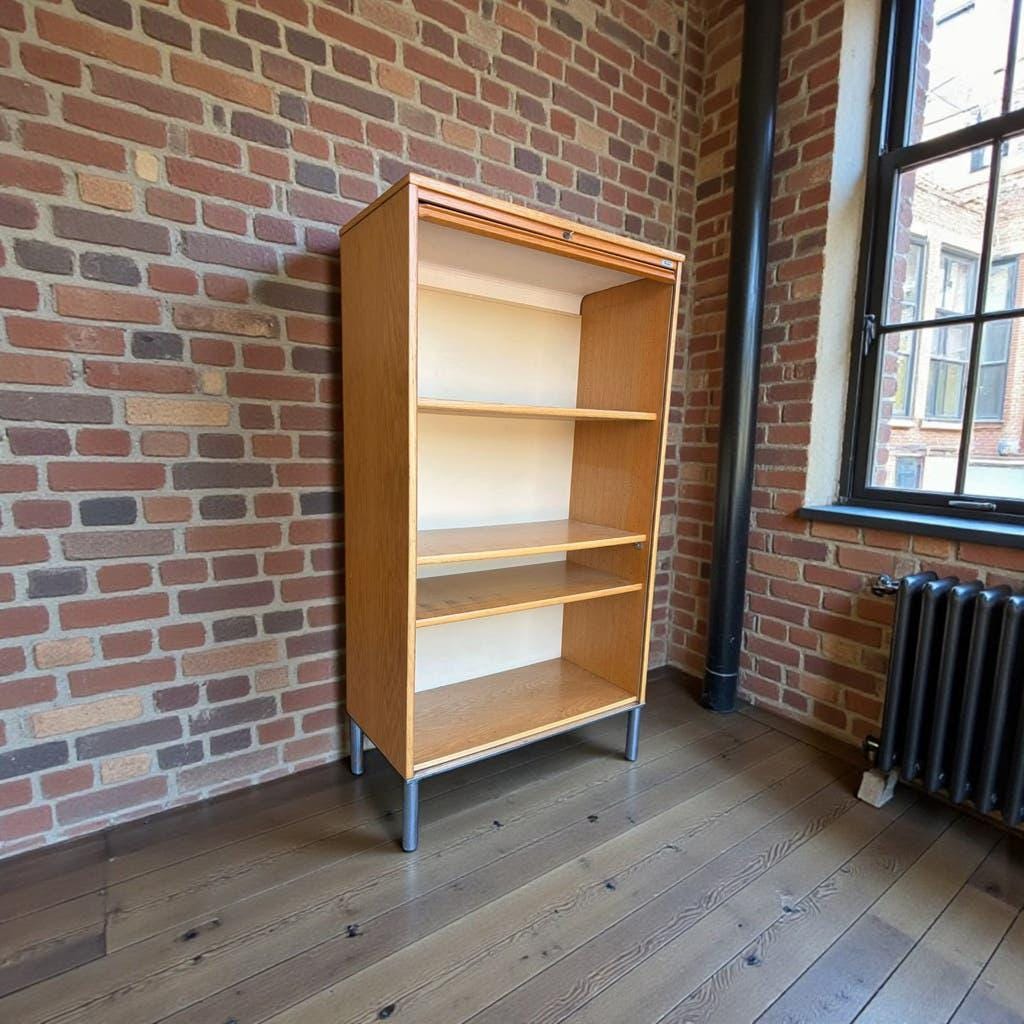Classeur, armoire à rideaux roulant vintage en bois sur pieds chromés