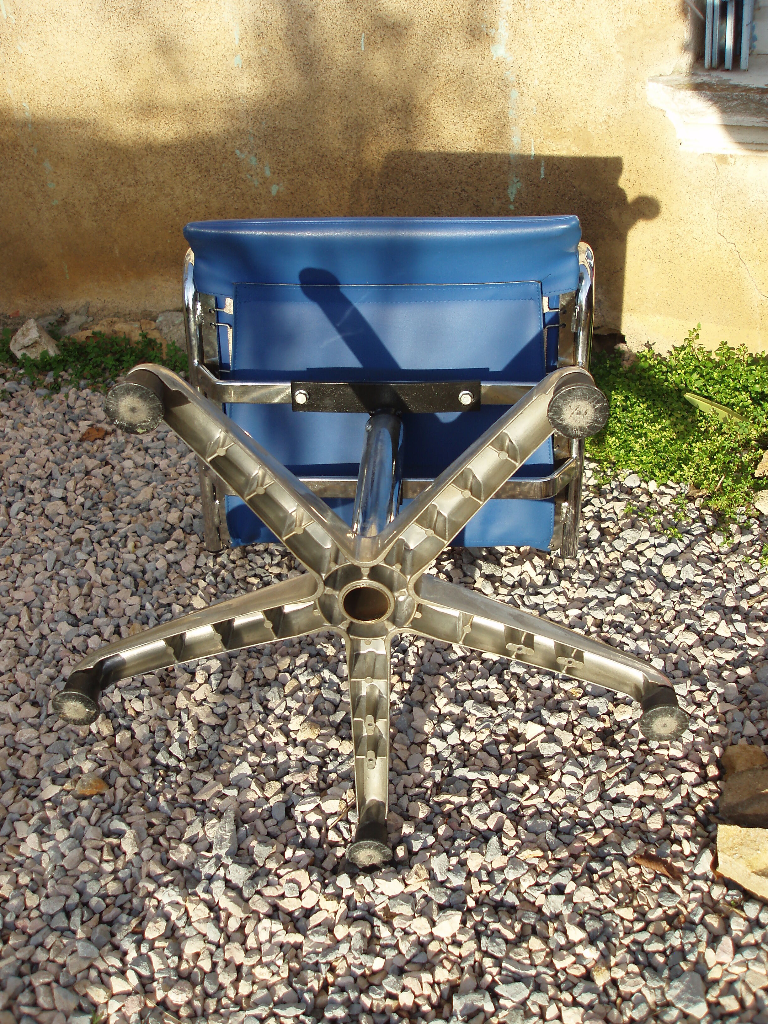 Blue office chair of the 70s swivelling