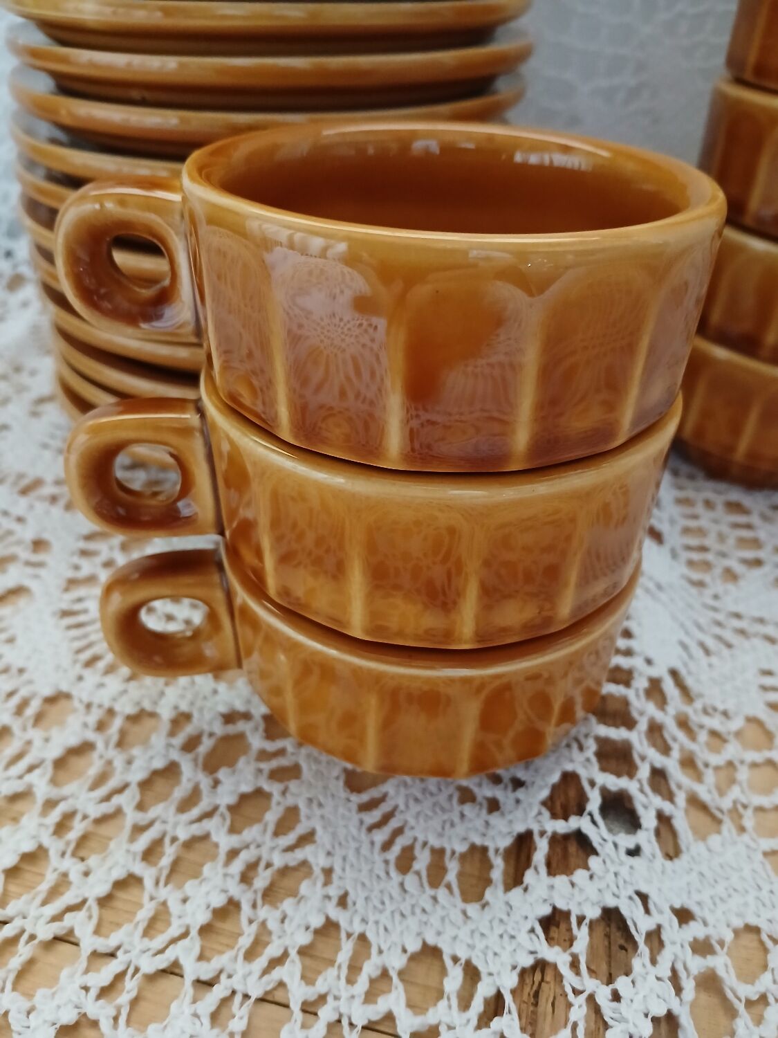 12 tasses à café anciennes avec soucoupes