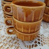 12 tasses à café anciennes avec soucoupes