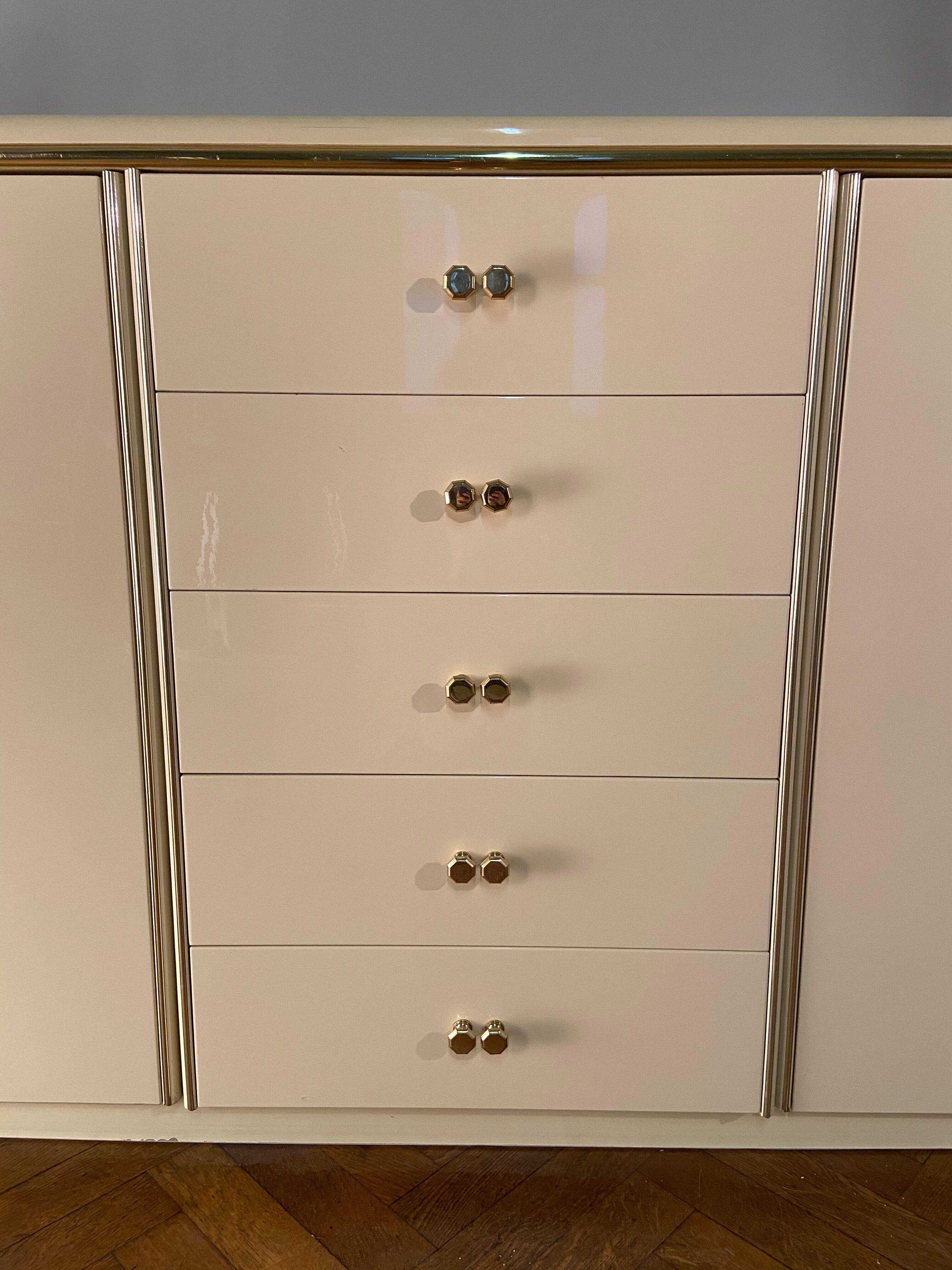 Enfilade laquée ivoire et laiton