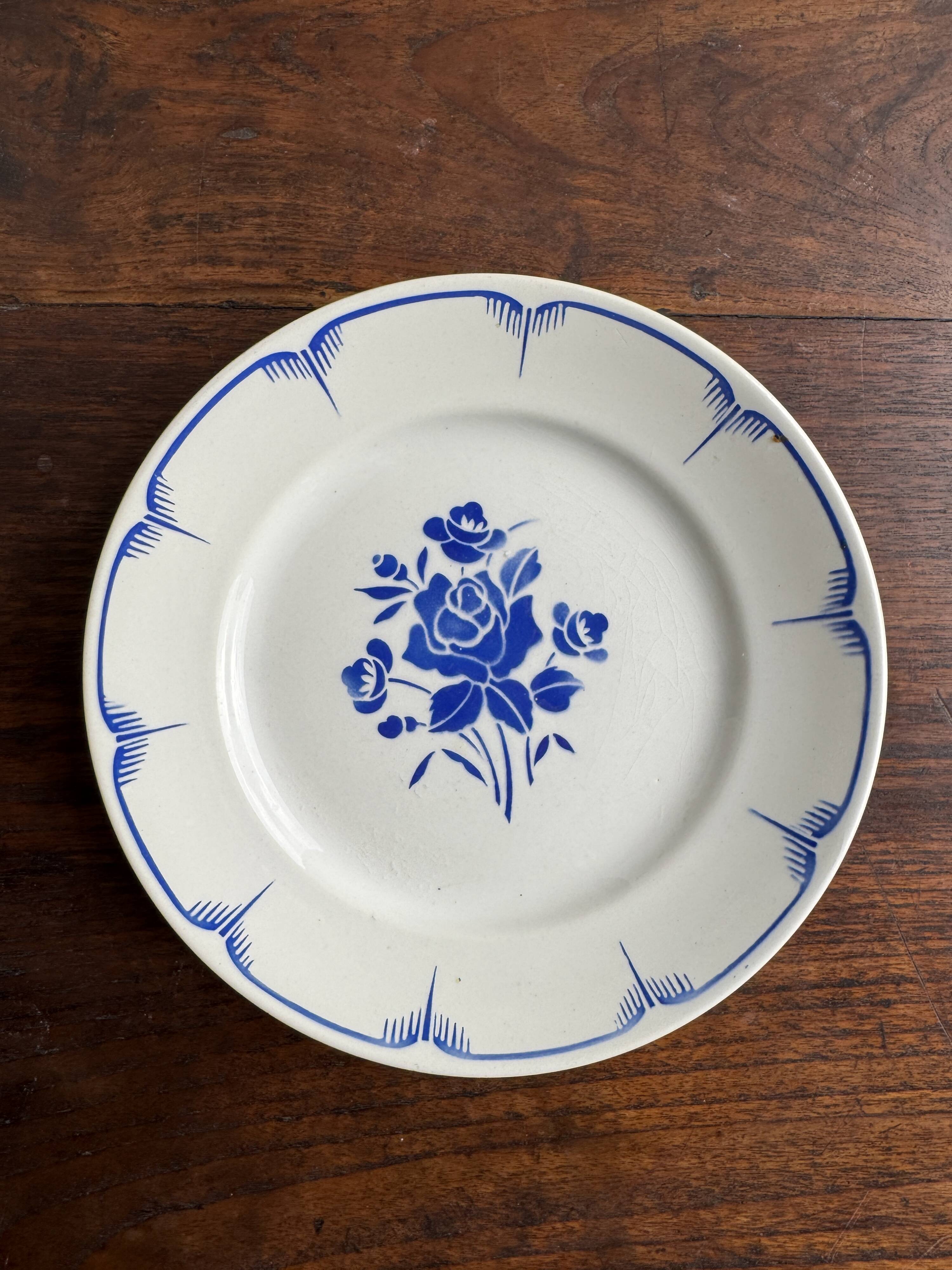 Decorative plate with blue flower pattern D25