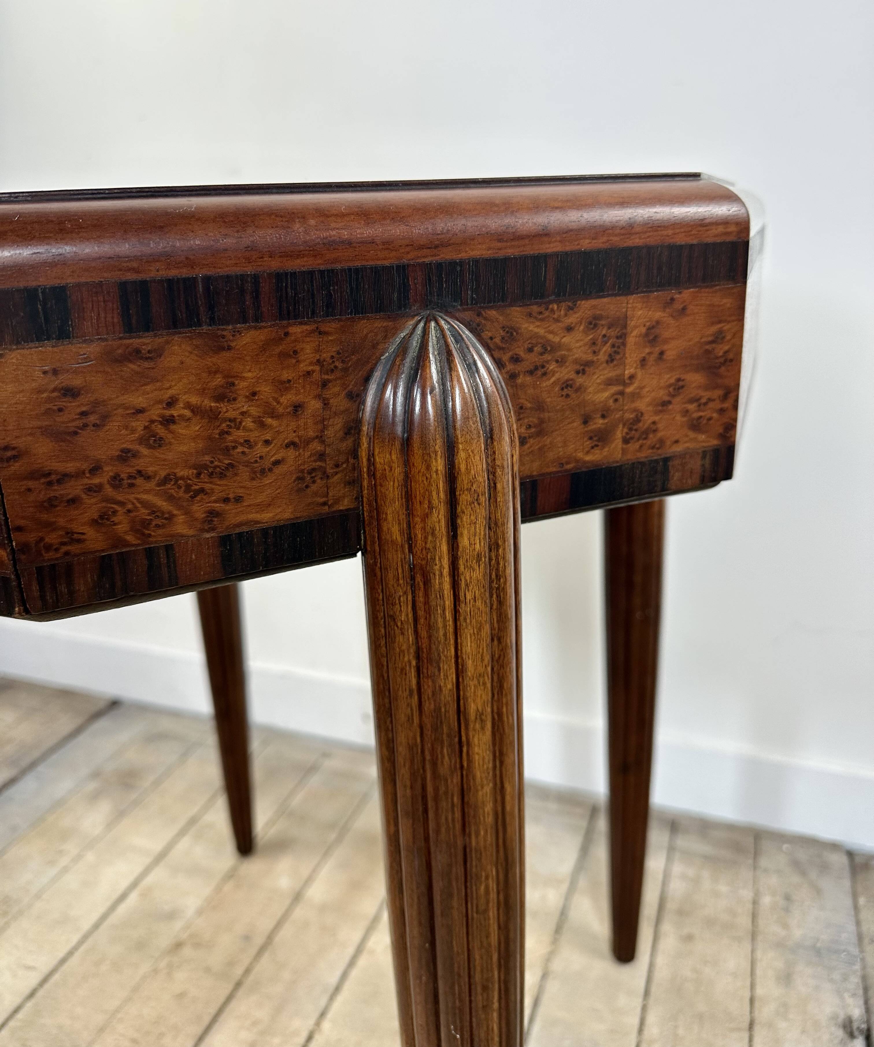 Art Deco gueridon in walnut burl marquetry, 1930.