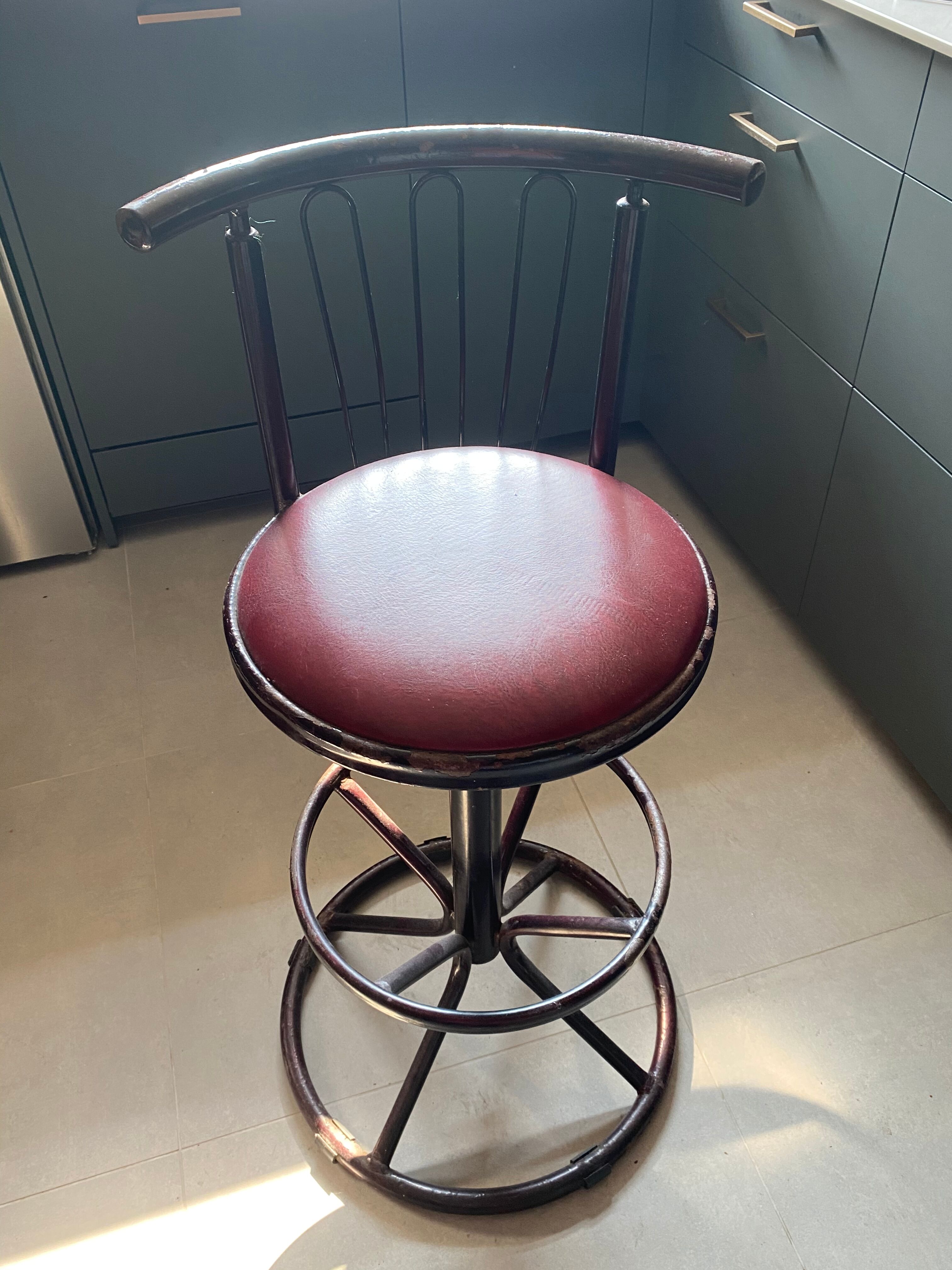Swivel bar stool