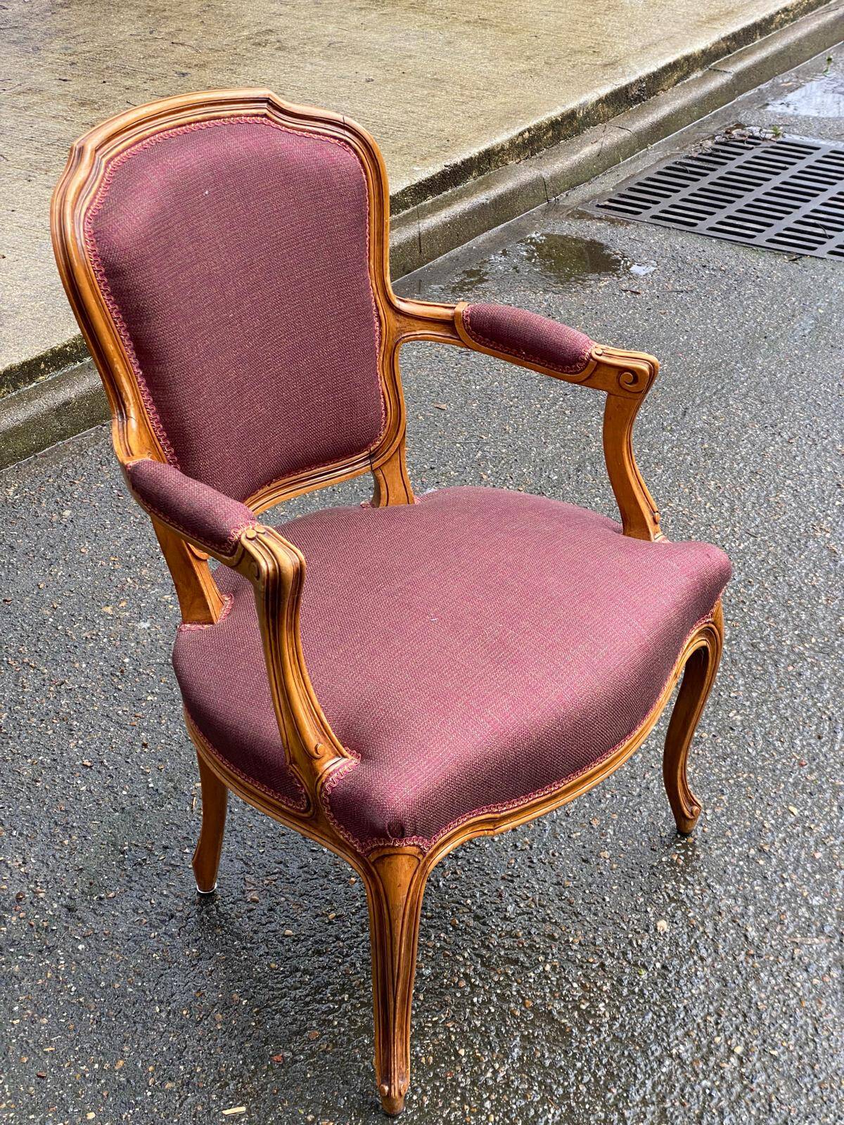 Louis XV armchair in solid wood and burgundy fabric