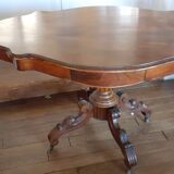 Oval pedestal table on tripod