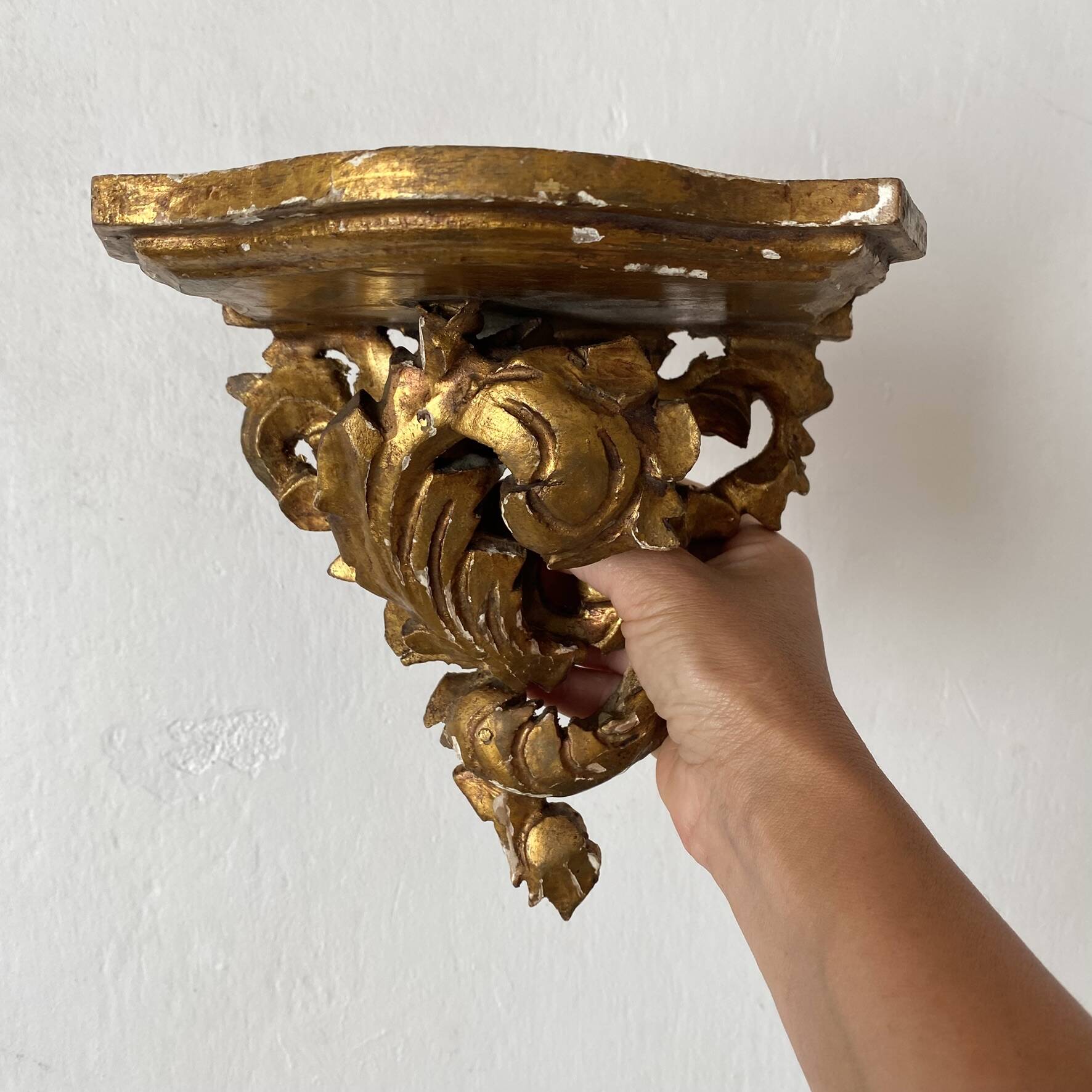 Antique wall console in wood and gilded stucco.