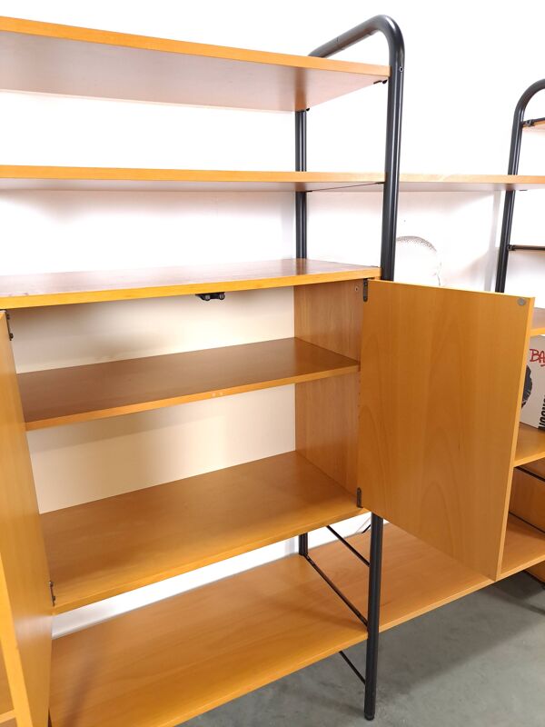 Système de mur modulaire Ikea Niklas avec armoires et étagères vintage.