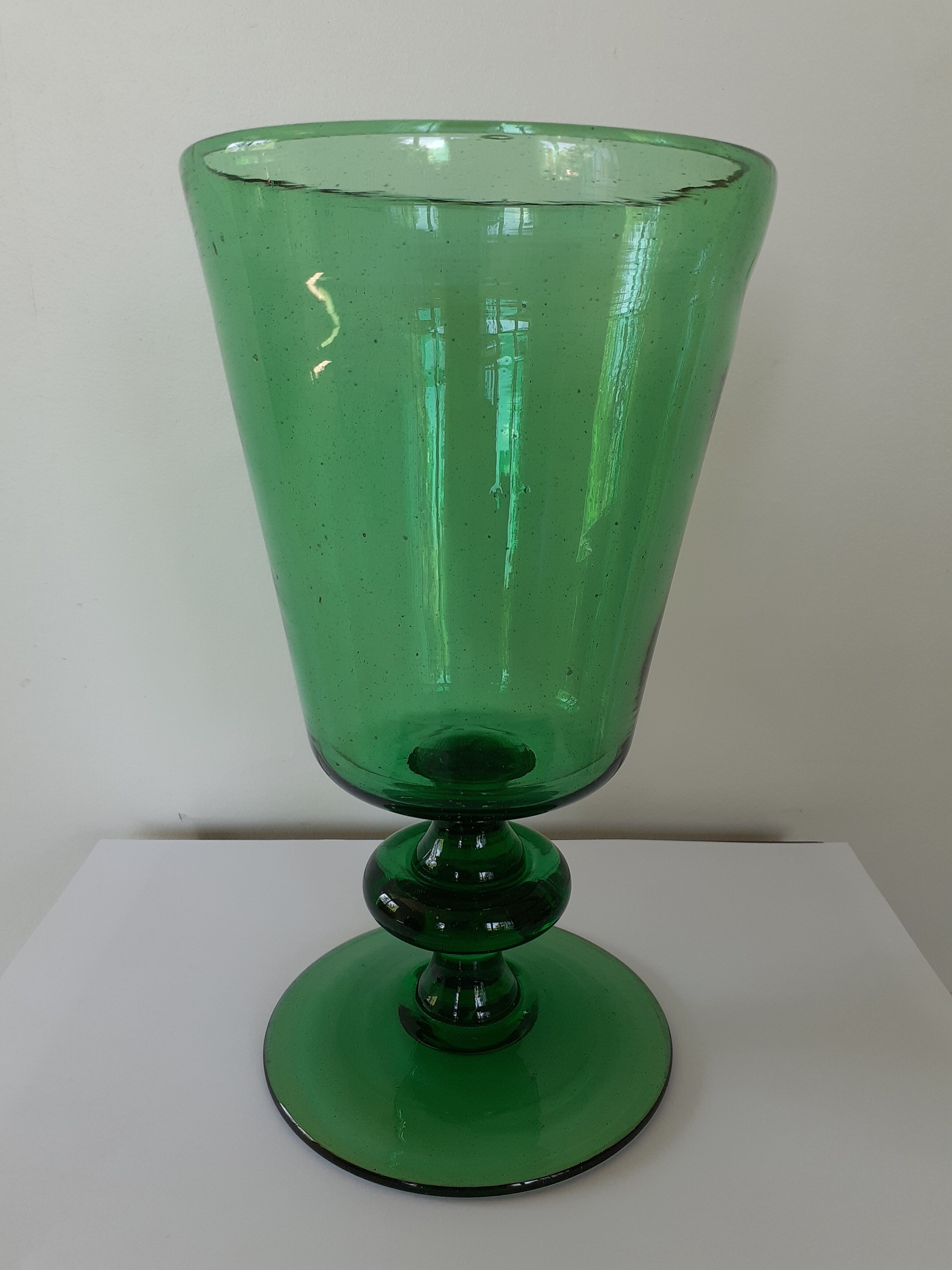 Puffed glass standing vase