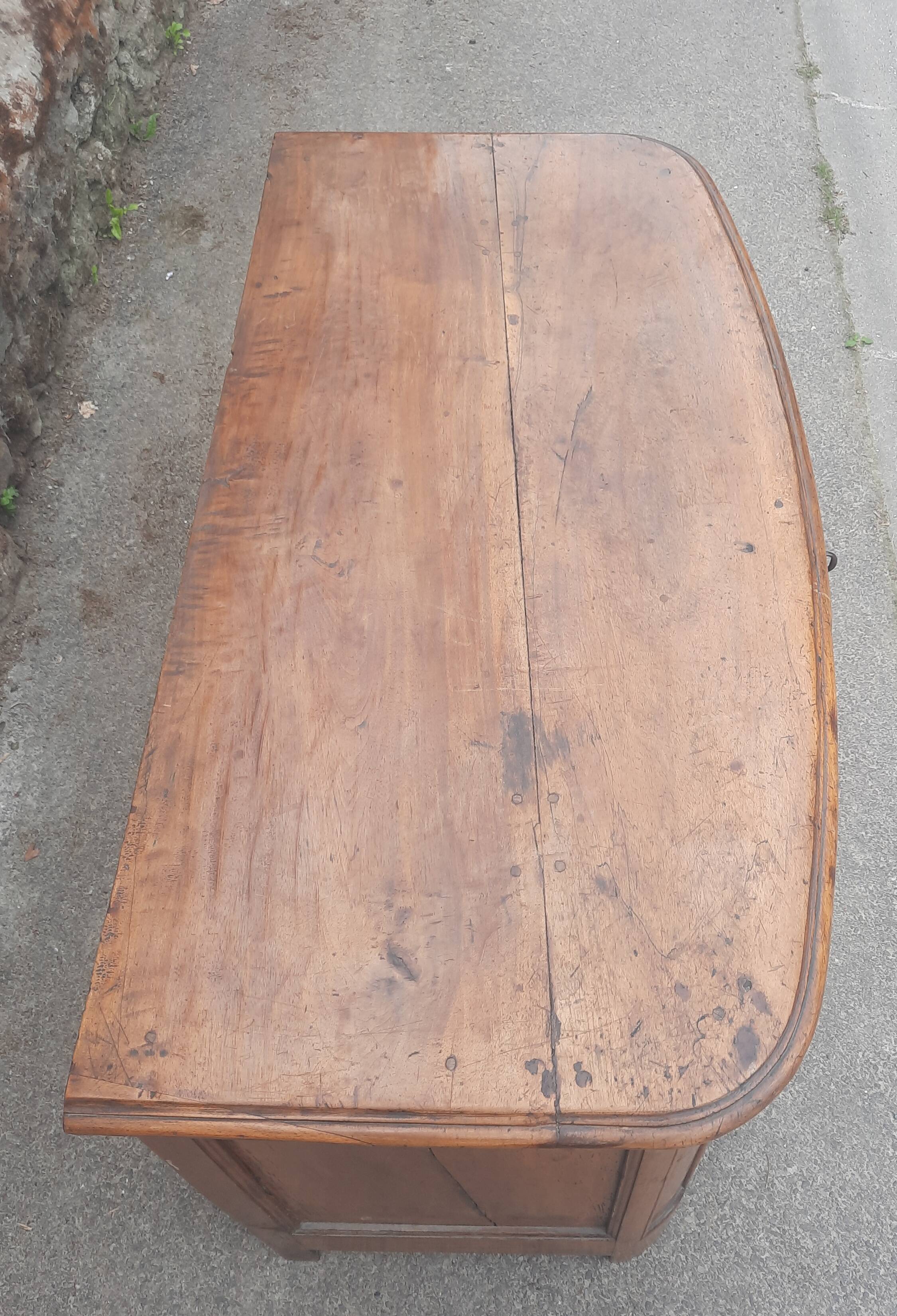 Commode en noyer massif, XVIIIème s.