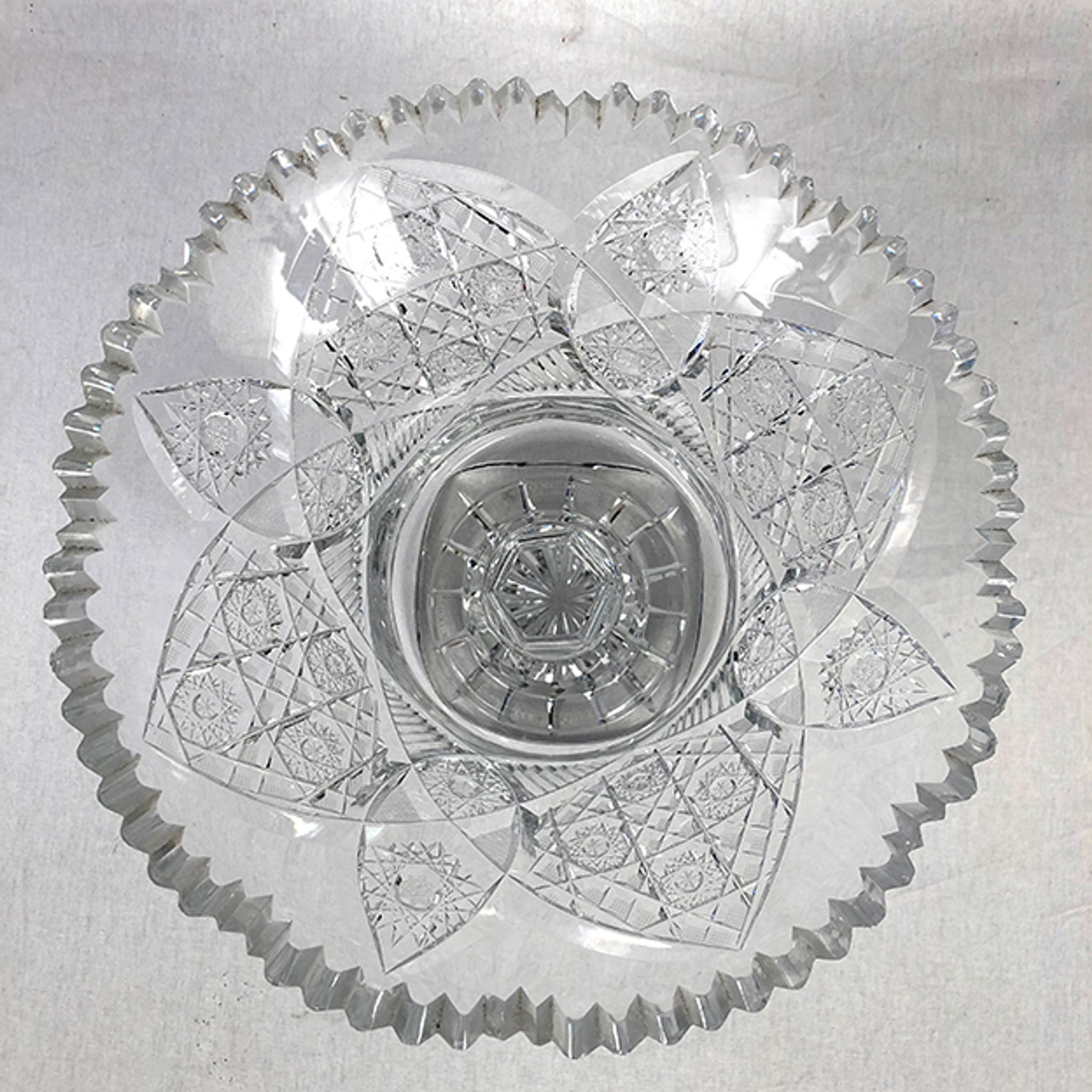 Coupe sur pied en cristal taillé