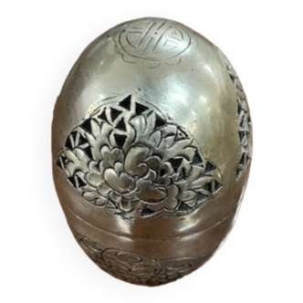 Silver decorative egg box