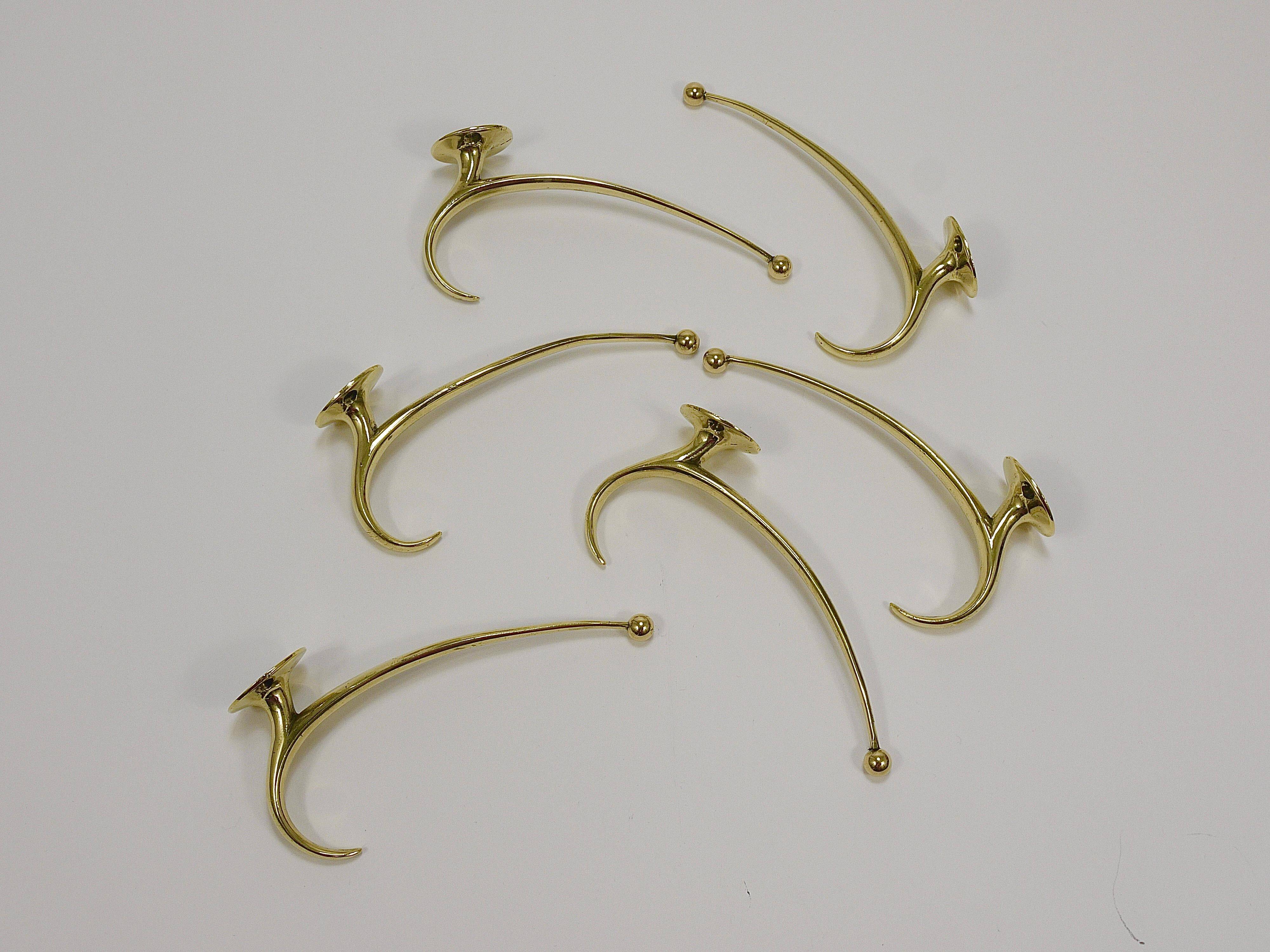 Deux porte-manteaux muraux courbés en laiton par Franz Hagenauer, Vienne, milieu du 20e siècle, années 1950.