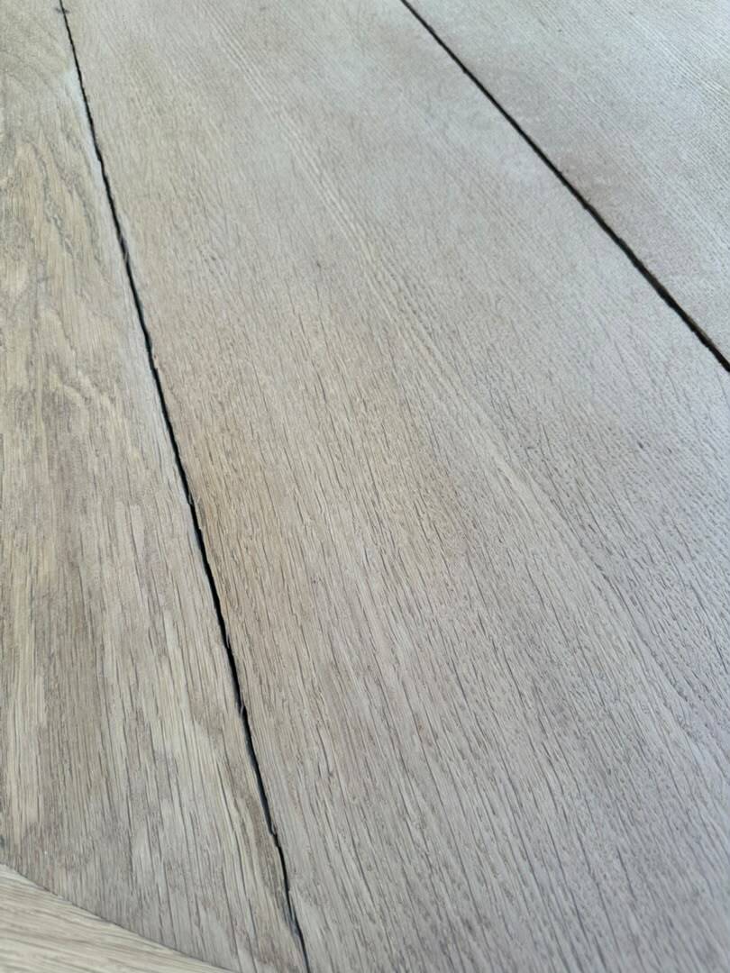 Round dining table with a central pedestal, stripped raw oak, 4 extensions, 19th century.