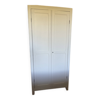 Armoire parisienne vintage – intérieur fleuri framboise – pièce unique
