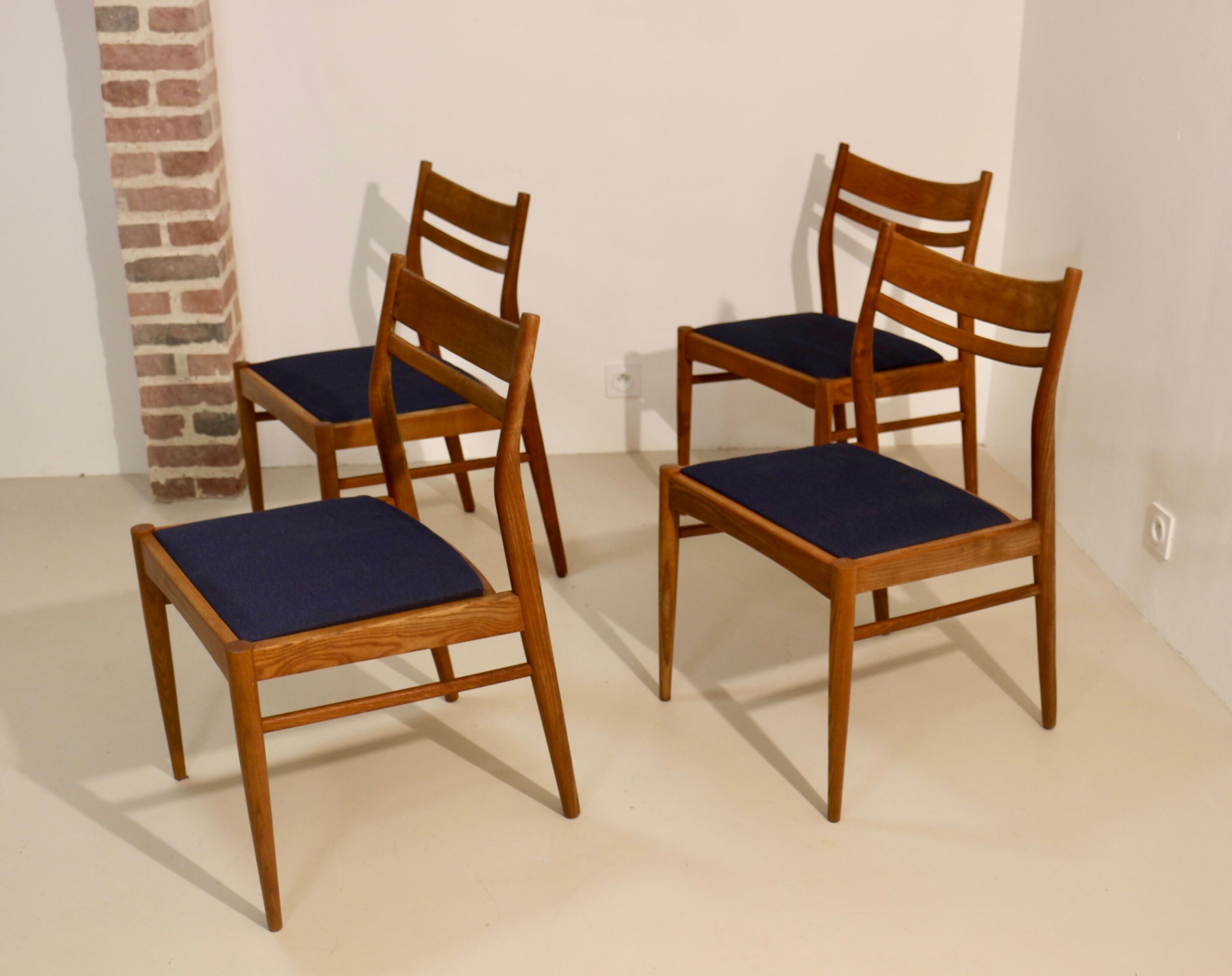 Lot de 4 chaises vintage scandinaves en chêne année 60  Ref. Marcel.
